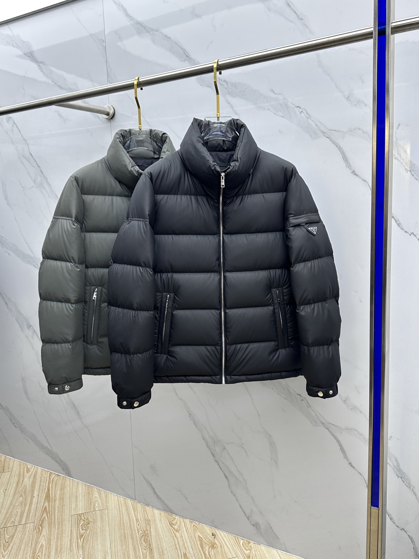 🆕Prada普拉达 2025ss秋冬新款时尚休闲羽绒外套，立领羽绒服处处细节显工艺足够的高级，结构性剪裁