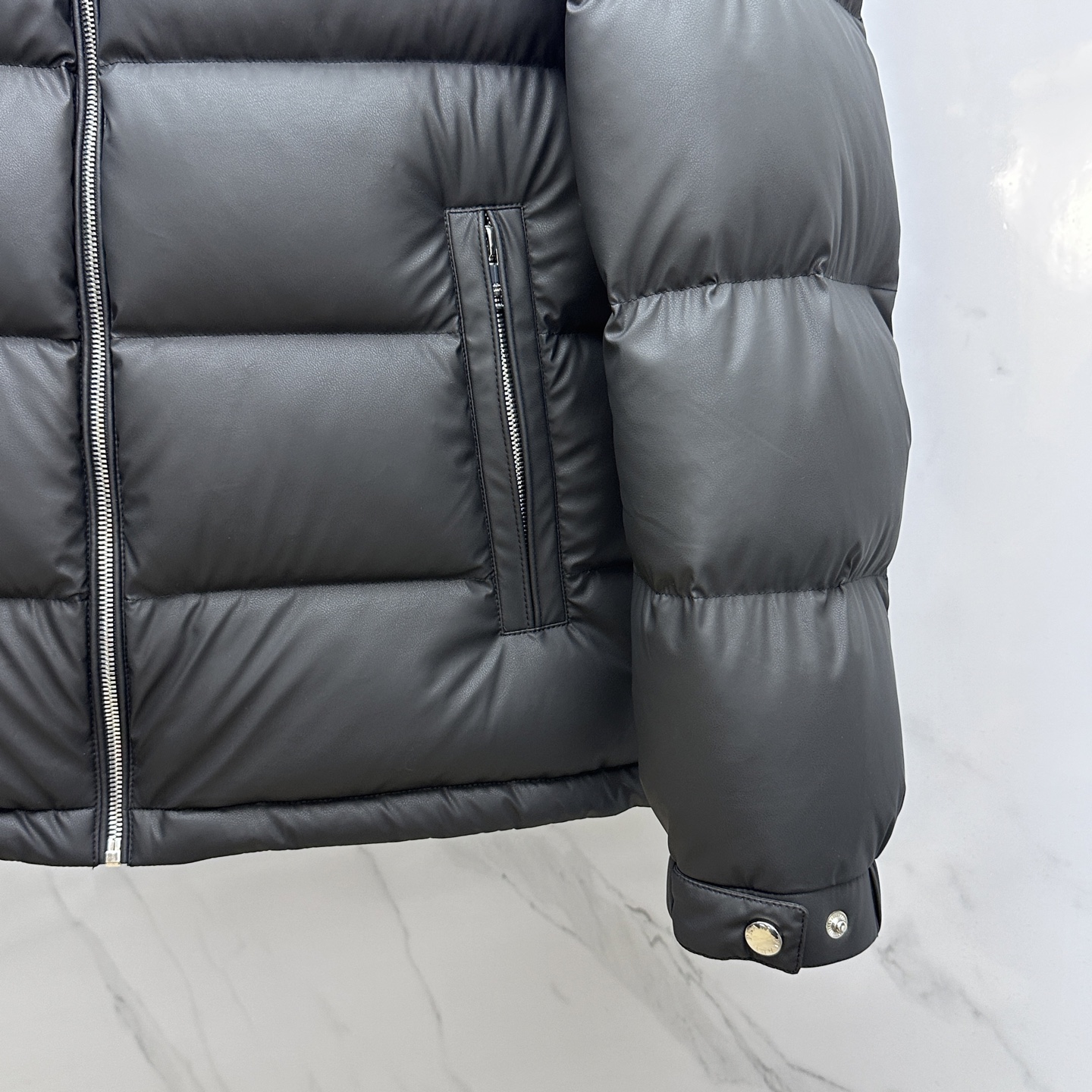 🆕Prada普拉达 2025ss秋冬新款时尚休闲羽绒外套，立领羽绒服处处细节显工艺足够的高级，结构性剪裁