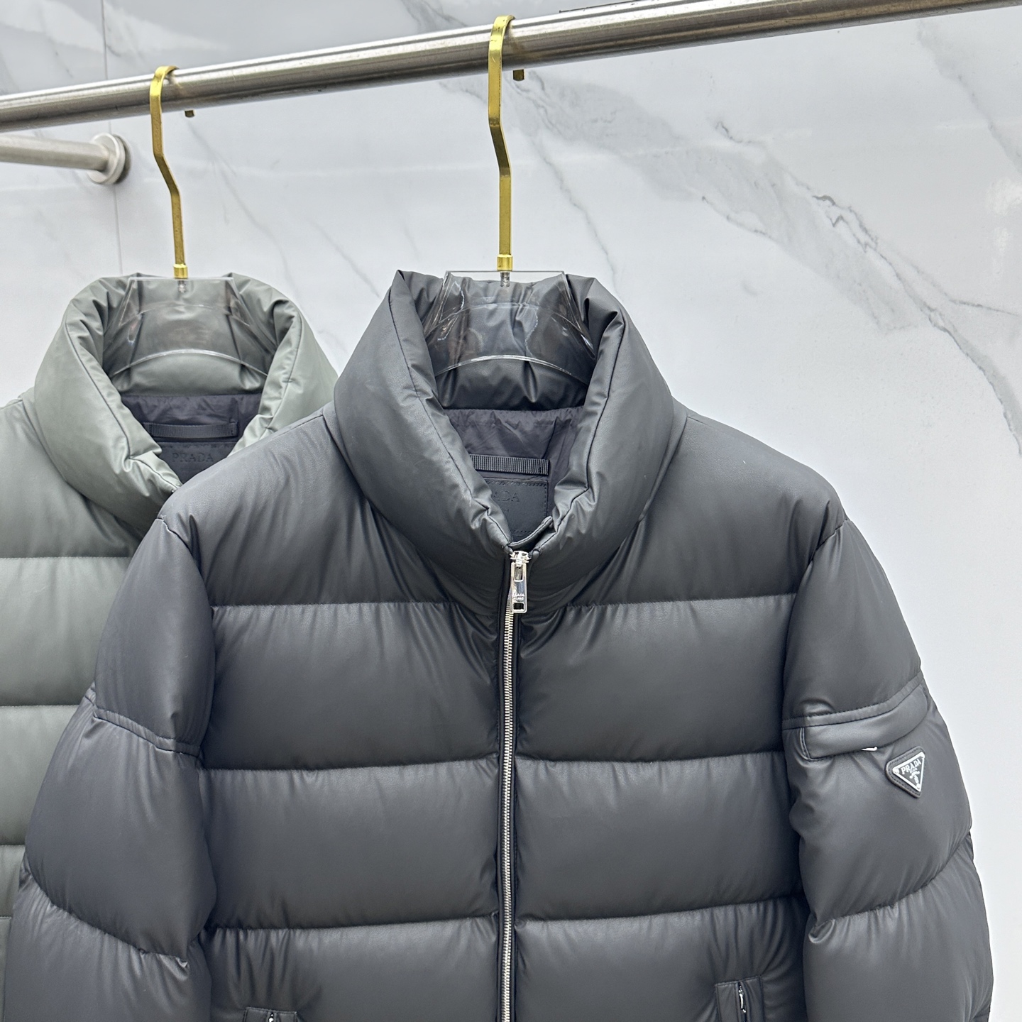 🆕Prada普拉达 2025ss秋冬新款时尚休闲羽绒外套，立领羽绒服处处细节显工艺足够的高级，结构性剪裁