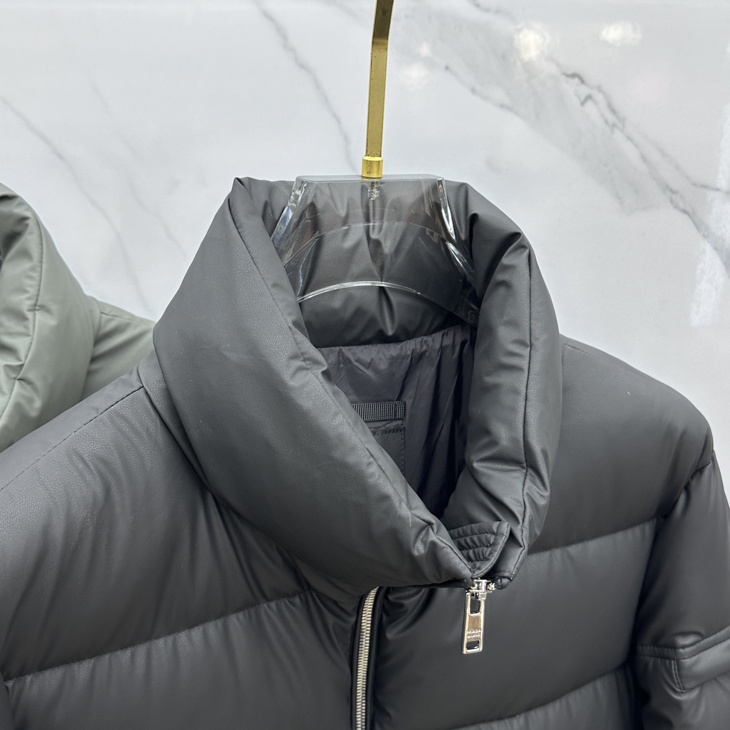 🆕Prada普拉达 2025ss秋冬新款时尚休闲羽绒外套，立领羽绒服处处细节显工艺足够的高级，结构性剪裁