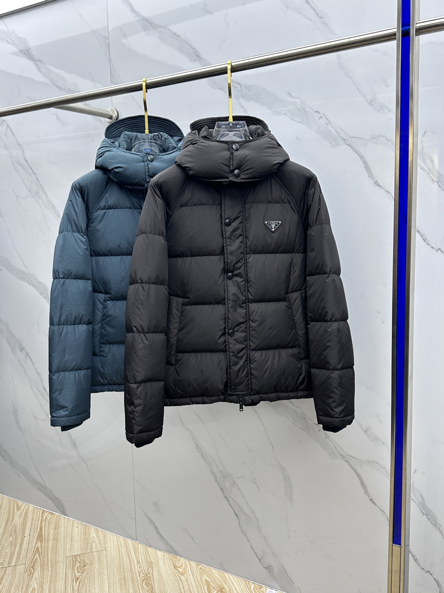 NO:601302,Prada Prada 2025ss new fashionable casual down jacket for autumn and winter. The hood is detachable. Every detail shows high-end craftsmanship. The design changes of structural tailoring show the diverse image changes of men. It is slim and neat, and tailored to meet the popular multi-layered wear. dx life versatile style. Size 48-56, prada, prada, jackets & coats, down jacket, hats, alexander wang19860909Prada普拉达 2025ss秋冬新款时尚休闲羽绒外套,连帽可拆,处处细节显工艺足够的高级,结构性剪裁的设计改变来展现男士多样的形象变化,修身利落、剪裁合体,满足时下正流行的多层次穿搭,dx生活百搭款式 码数48-56,,prada,prada,jackets & coats,down jacket,hats,alexander wang,Men's clothing