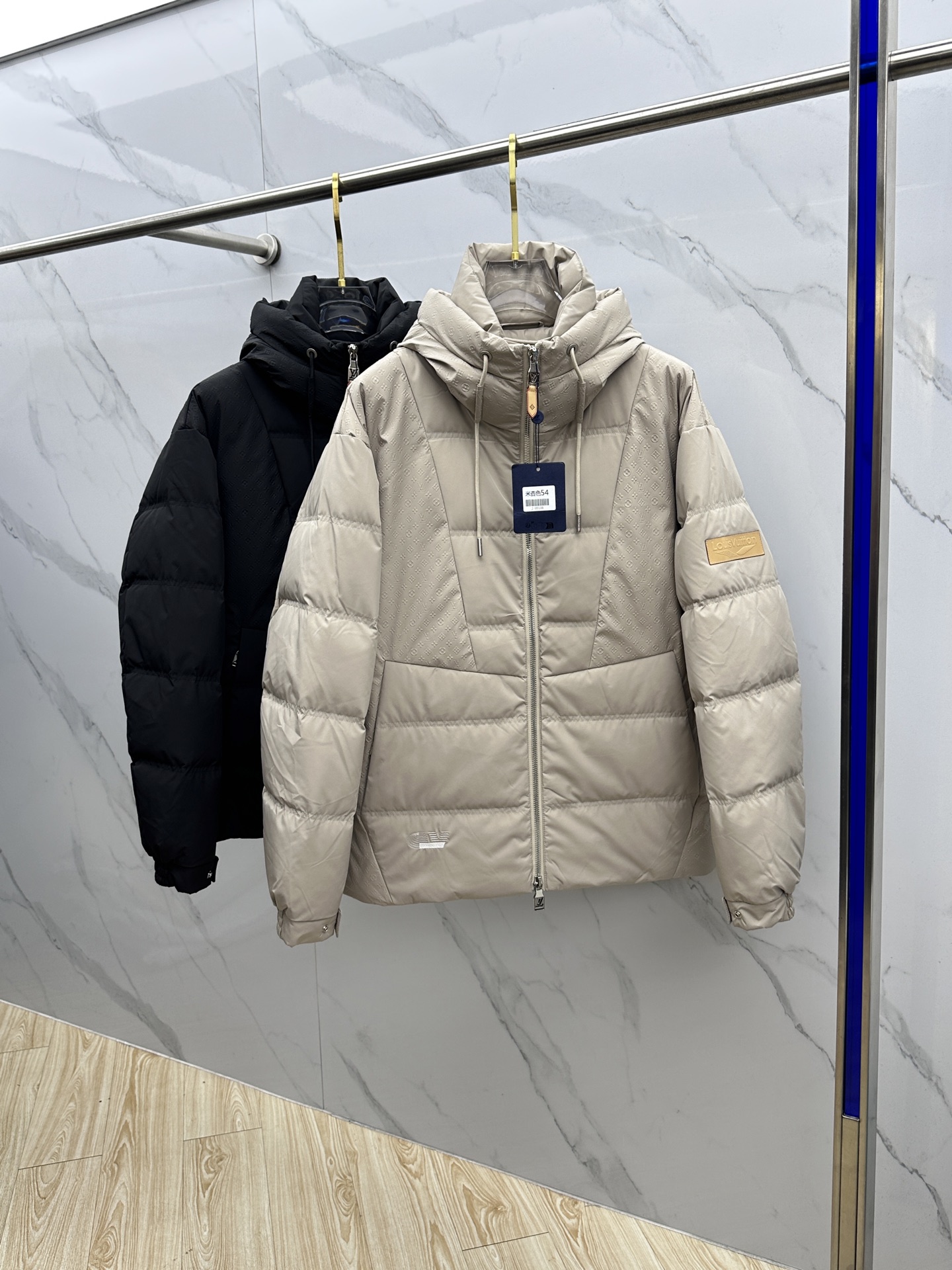 NO:690732,LV Louis Vuitton 2025ss new fashionable casual down jacket for autumn and winter, hooded, non-detachable, jacquard fabric, every detail shows high-end craftsmanship, structural tailoring design changes to show men's diverse image changes, slim and neat, tailored to meet the current popular multi-layered wear, dx life versatile style, code number 48-56,, louis vuitton, louis vuitton, jackets & coats, down jacket, hats,19860909LV路易威登 2025ss秋冬新款时尚休闲羽绒外套,连帽不可拆,提花面料,处处细节显工艺足够的高级,结构性剪裁的设计改变来展现男士多样的形象变化,修身利落、剪裁合体,满足时下正流行的多层次穿搭,dx生活百搭款式 码数48-56,,louis vuitton,louis vuitton,jackets & coats,down jacket,hats,,Men's clothing