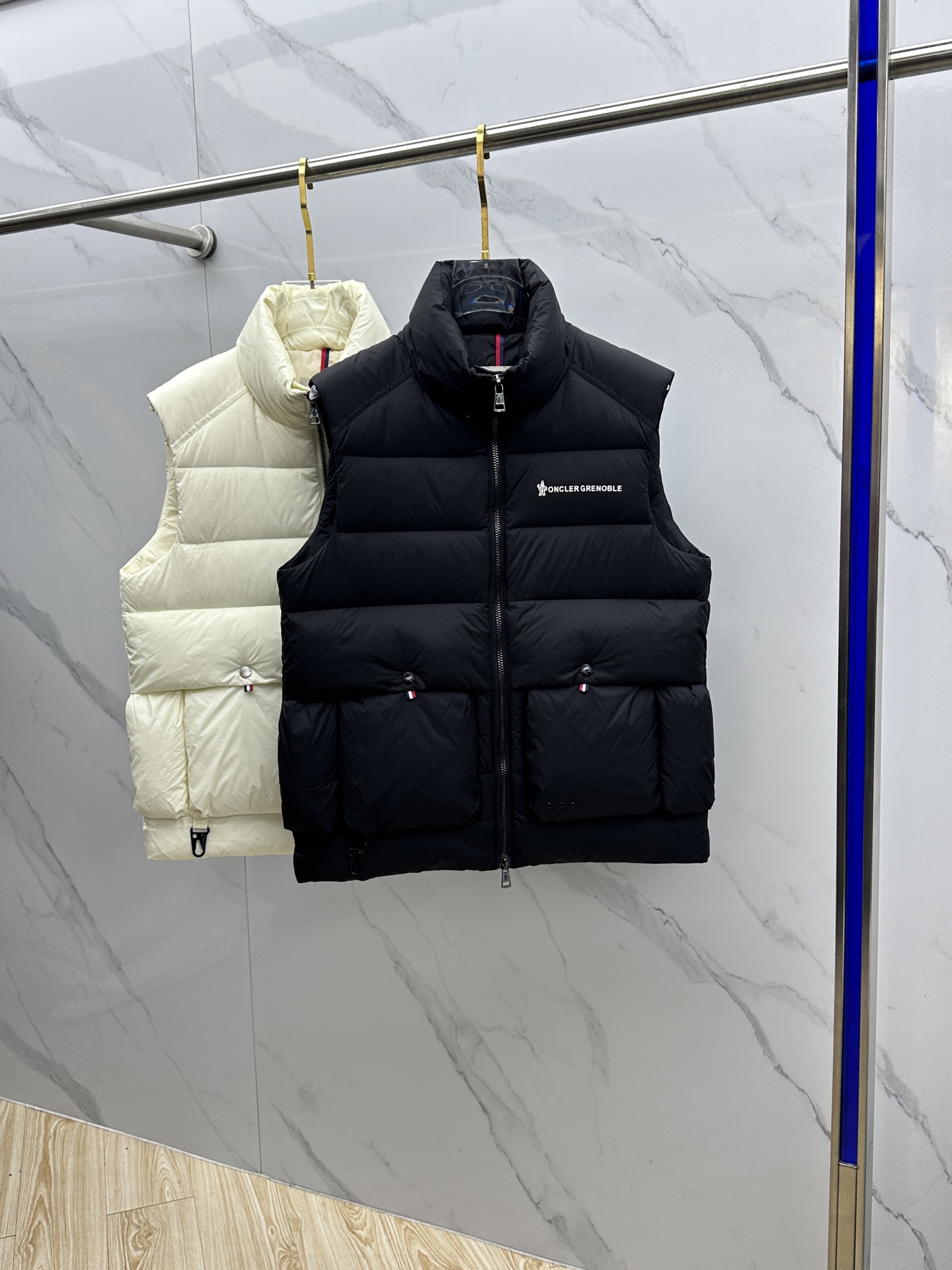 NO:601279,Moncler muzzle 2025ss new fashionable casual down jacket vest for autumn and winter, every detail shows high-end craftsmanship, structural tailoring design changes to show men's diverse image changes, slim and neat, tailoring, to meet the popular multi-layered outfits, dx life versatile style, size 48-56,, Moncler, jackets & coats, down jacket, alexander wang19860909Moncler蒙口 2025ss秋冬新款时尚休闲羽绒外套马甲,处处细节显工艺足够的高级,结构性剪裁的设计改变来展现男士多样的形象变化,修身利落、剪裁合体,满足时下正流行的多层次穿搭,dx生活百搭款式 码数48-56,,Moncler,jackets & coats,down jacket,alexander wang,Men's clothing
