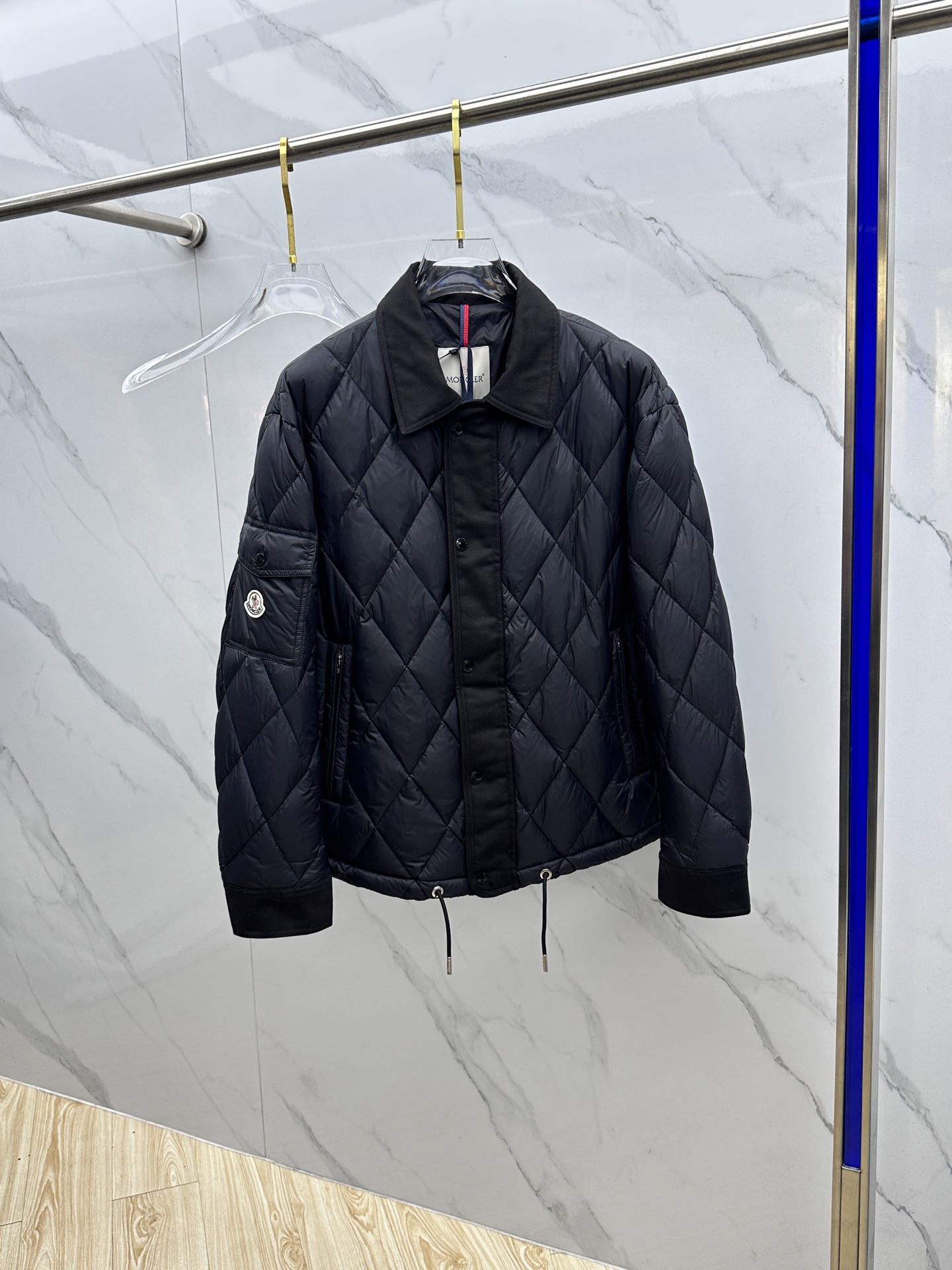 NO:601285,Moncler 2025ss autumn and winter new fashion casual down jacket, denim spliced ​​lapel down jacket, every detail shows high-end craftsmanship, the design change of structural diamond pattern tailoring shows the diverse image changes of men, slim and neat, tailored to meet the current popular multi-layered wear, dx life versatile style, code size 48-56,, Moncler, jackets & coats, down jacket, alexander wang19860909Moncler蒙口 2025ss秋冬新款时尚休闲羽绒外套,牛仔拼接翻领羽绒服,处处细节显工艺足够的高级,结构性菱形格剪裁的设计改变来展现男士多样的形象变化,修身利落、剪裁合体,满足时下正流行的多层次穿搭,dx生活百搭款式 码数48-56,,Moncler,jackets & coats,down jacket,alexander wang,Men's clothing