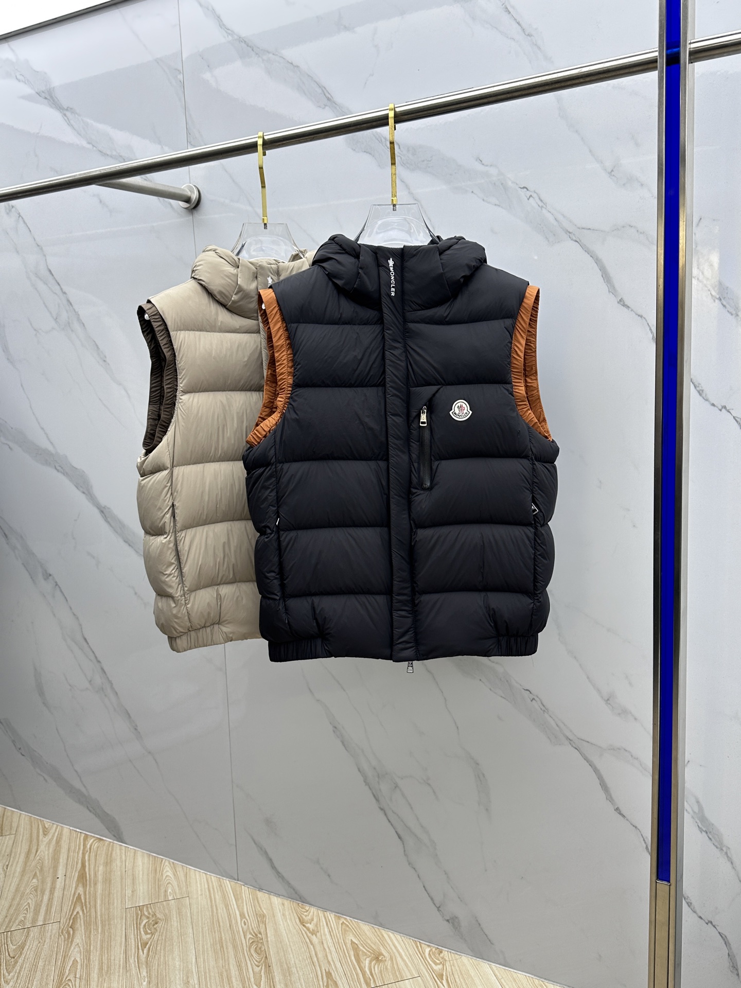 NO:703340,Moncler muzzle 2025ss new fashion casual hooded down vest jacket for autumn and winter, popular down jacket with classic logo on the chest, 90# white duck down filling, every detail shows craftsmanship, enough advanced structural tailoring design changes to show men's diverse image changes, slim and neat, tailored to meet the current popular multi-layered outfits, dx life versatile style!  Size M-3XL,,Moncler,jackets & coats,down jacket,hats,19860909Moncler蒙口 2025ss秋冬新款时尚休闲连帽羽绒马甲外套,胸口经典logo爆款羽绒服,90#白鸭绒填充,处处细节显工艺足够的高级结构性剪裁的设计改变来展现男士多样的形象变化,修身利落、剪裁合体,满足时下正流行的多层次穿搭,dx生活百搭款式！ 码数M-3XL,,Moncler,jackets & coats,down jacket,hats,,Men's clothing