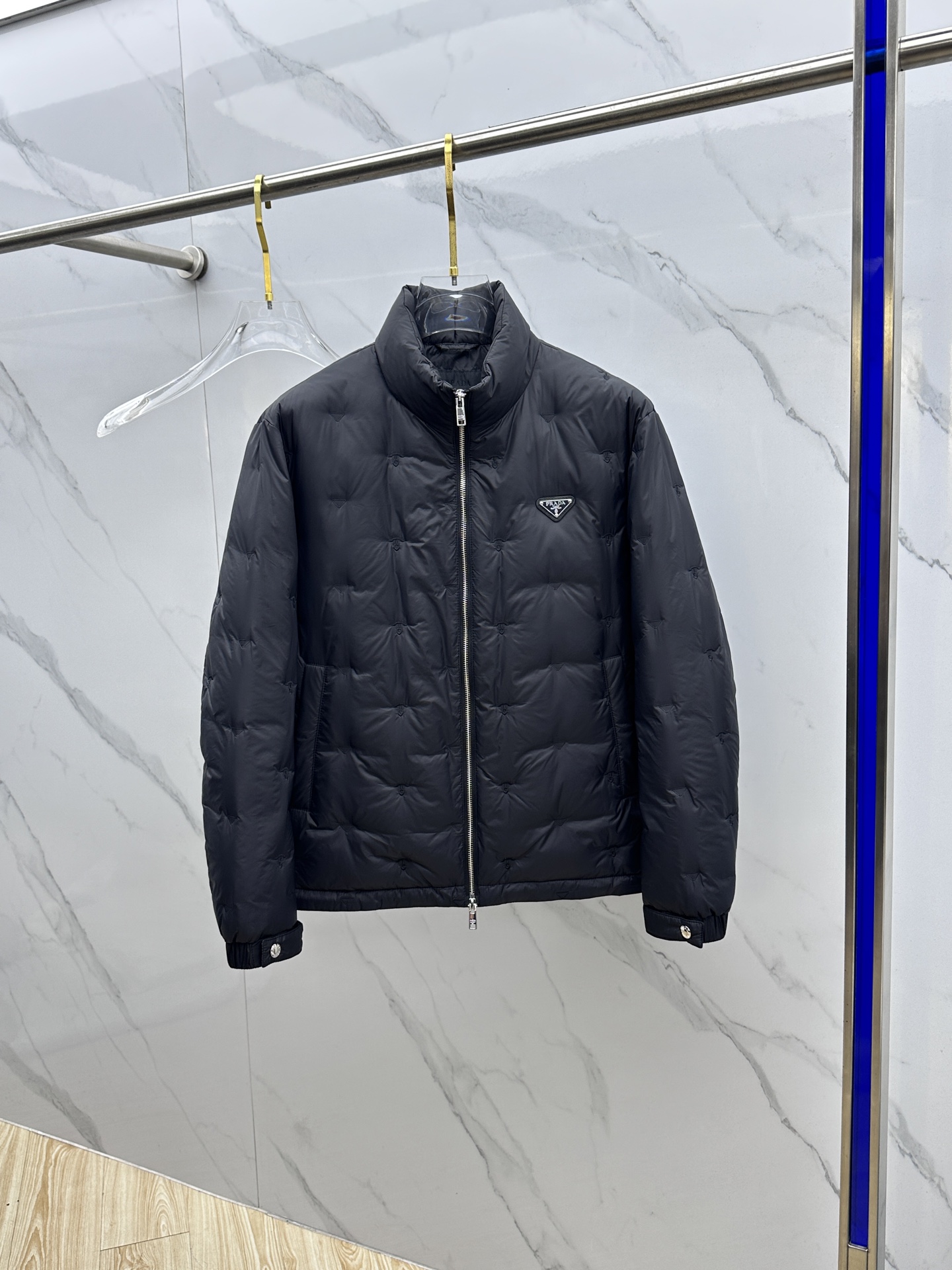 NO:607196,Prada 2025 latest fashionable stand collar down jacket down jacket, the top popular down jacket for winter, light and thin, classic letter logo triangle mark popular down jacket, 90# white goose down filling, every detail shows craftsmanship, enough advanced structural tailoring design changes to show men's diverse image changes, slim fit, tailoring, to meet the current popular multi-layered wear, versatile style for life!  hz size 48-56,,prada,prada,jackets & coats,down jacket,alexander wang19860909Prada普拉达 2025最新款时尚立领羽绒外套羽绒服,冬季顶级爆款羽绒服,轻薄款,经典字母logo三角标 爆款羽绒服,90#白鹅绒填充,处处细节显工艺足够的高级结构性剪裁的设计改变来展现男士多样的形象变化,修身利落、剪裁合体,满足时下正流行的多层次穿搭,生活百搭款式！hz 码数48-56,,prada,prada,jackets & coats,down jacket,alexander wang,Men's clothing