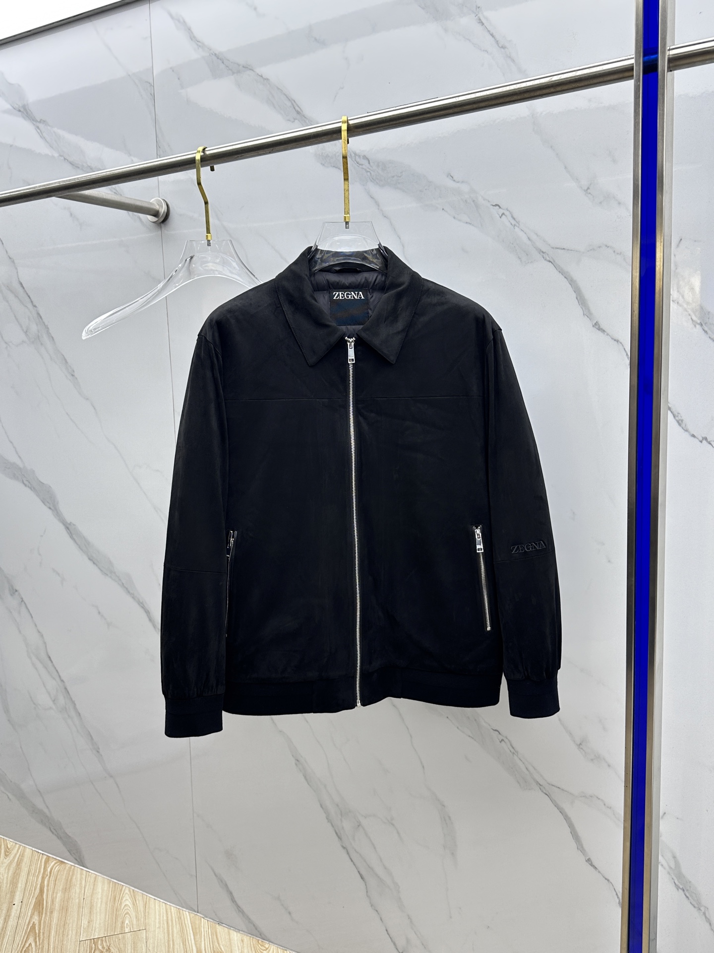 NO:607208,ZEGNA Zegna 2025 latest fashion down jacket down jacket, lapel old money style winter top hot-selling down jacket, composite functional technical fabrics, micro-waterproof flight suit, 90# white goose down filling, threaded neckline business atmosphere, every detail shows craftsmanship, enough advanced structural tailoring design changes to show men's diverse image changes, slim fit, tailoring, to meet the current popular multi-layered wear, versatile style in life!  hz size 48-56,,zegna,jackets & coats,down jacket,alexander wang19860909ZEGNA杰尼亚 2025最新款时尚羽绒外套羽绒服,翻领老钱风冬季顶级爆款羽绒服,复合功能性科技面料,微防水飞行服,90#白鹅绒填充,螺纹领口商务大气,处处细节显工艺足够的高级结构性剪裁的设计改变来展现男士多样的形象变化,修身利落、剪裁合体,满足时下正流行的多层次穿搭,生活百搭款式！hz 码数48-56,,zegna,jackets & coats,down jacket,alexander wang,Men's clothing