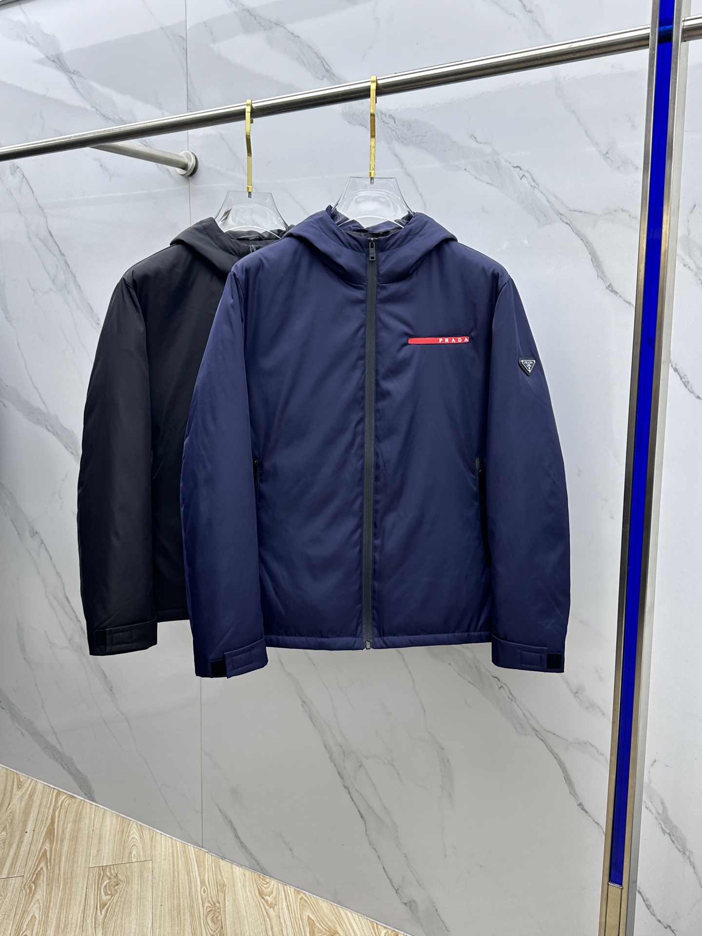 NO:690765,Prada 2025 latest fashion hooded down jacket down jacket, windproof and waterproof fiber fabric, the top hot winter down jacket, 90# white goose down filling, every detail shows craftsmanship, enough advanced structural tailoring design changes to show men's diverse image changes, slim fit, tailoring, to meet the current popular multi-layered wear, versatile style for life!  hz size 48-56,,prada,prada,jackets & coats,down jacket,hats,19860909Prada普拉达 2025最新款时尚连帽羽绒外套羽绒服,防风防水纤维面料,冬季顶级爆款羽绒服,90#白鹅绒填充,处处细节显工艺足够的高级结构性剪裁的设计改变来展现男士多样的形象变化,修身利落、剪裁合体,满足时下正流行的多层次穿搭,生活百搭款式！hz 码数48-56,,prada,prada,jackets & coats,down jacket,hats,,Men's clothing