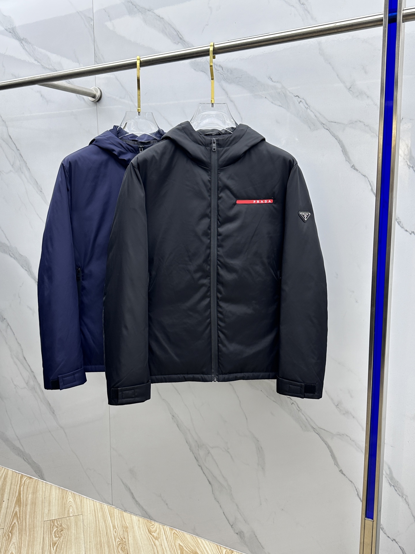 NO:607213,Prada 2025 latest fashion hooded down jacket down jacket, windproof and waterproof fiber fabric, the top hot winter down jacket, 90# white goose down filling, every detail shows craftsmanship, enough advanced structural tailoring design changes to show men's diverse image changes, slim fit, tailoring, to meet the current popular multi-layered wear, versatile style for life!  hz size 48-56,,prada,prada,jackets & coats,down jacket,hats,alexander wang19860909Prada普拉达 2025最新款时尚连帽羽绒外套羽绒服,防风防水纤维面料,冬季顶级爆款羽绒服,90#白鹅绒填充,处处细节显工艺足够的高级结构性剪裁的设计改变来展现男士多样的形象变化,修身利落、剪裁合体,满足时下正流行的多层次穿搭,生活百搭款式！hz 码数48-56,,prada,prada,jackets & coats,down jacket,hats,alexander wang,Men's clothing