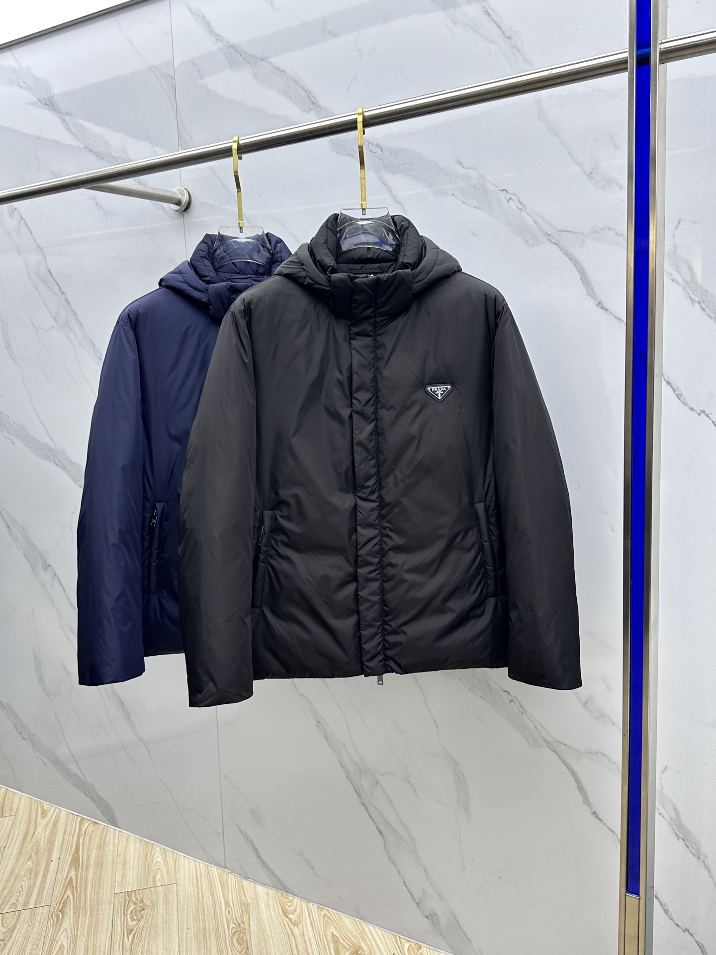 NO:607218,Prada 2025 latest fashion hooded down jacket down jacket (hood is removable), the top hot winter down jacket, 90# white goose down filling, every detail shows craftsmanship, enough advanced structural tailoring design changes to show men's diverse image changes, slim and neat, tailoring, to meet the current popular multi-layered wear, versatile style for life!  hz size 48-56,,prada,prada,jackets & coats,down jacket,hats,alexander wang19860909Prada普拉达 2025最新款时尚连帽羽绒外套羽绒服（帽子可拆卸）,冬季顶级爆款羽绒服,90#白鹅绒填充,处处细节显工艺足够的高级结构性剪裁的设计改变来展现男士多样的形象变化,修身利落、剪裁合体,满足时下正流行的多层次穿搭,生活百搭款式！hz 码数48-56,,prada,prada,jackets & coats,down jacket,hats,alexander wang,Men's clothing