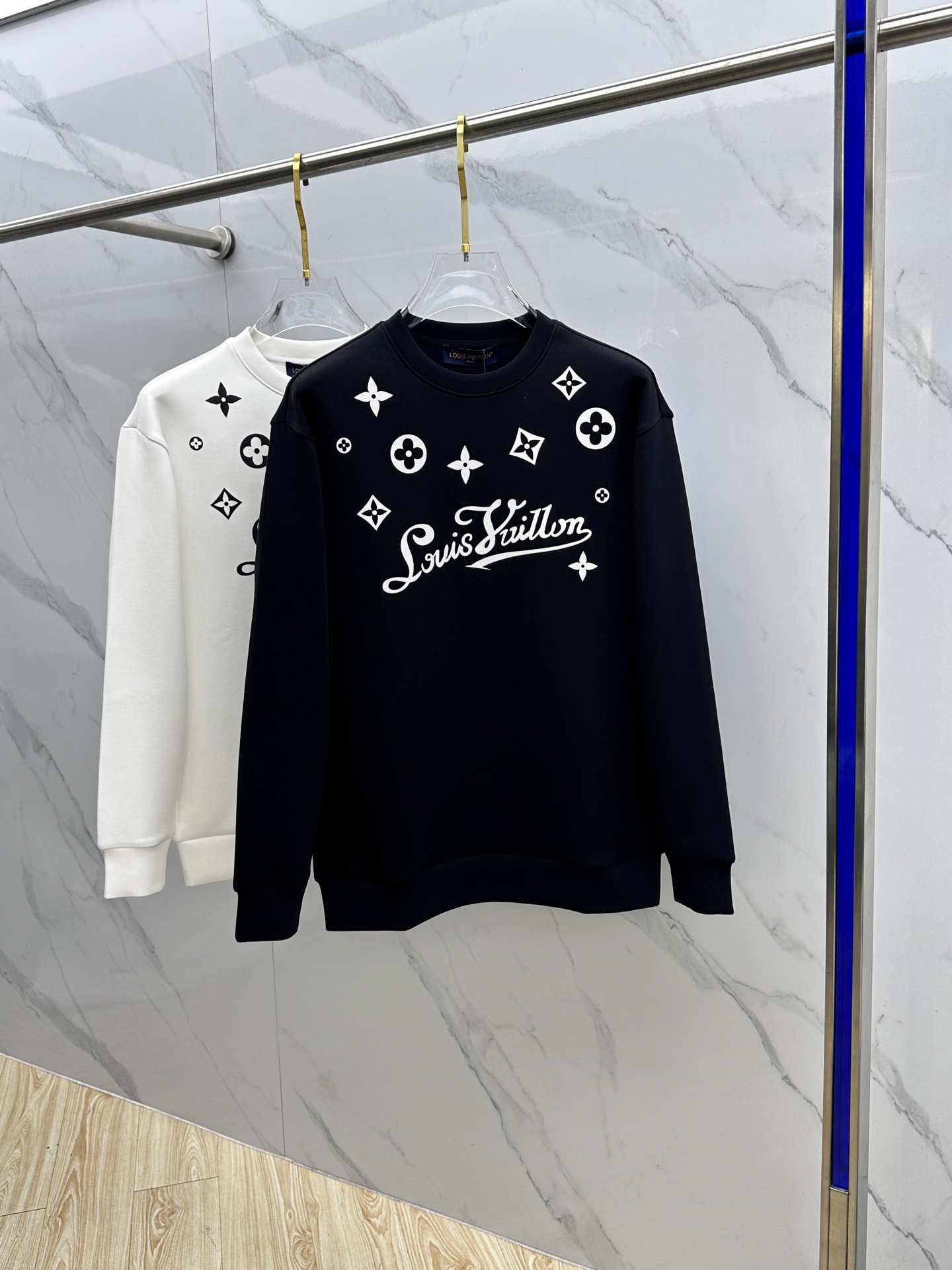 NO:611777,LouisVuitton. Louis Vuitton's 2025SS new autumn and winter product Donkey Men's MONOGRAM Gradient Men's Round Neck Sweater is full of style to create the most outstanding luxury sports and leisure system, the most comfortable and eye-catching feeling. The Monogram pattern gradually fades out from bottom to top, giving the elegant design a smart style. The soft mercerized cotton is cut into a slightly loose version, with ribbed hem and cuffs. The adjustable hood is equipped with knitted belt.dx  Customer-supplied worsted brushed cotton fabric, which is different from ordinary cotton, has a smooth and delicate texture, and the inner velvet layer also perfectly displays the beauty of the silhouette both inside and outside. It always maintains a perfect luxury and sporty look. Sizes S-XL,, louis vuitton, louis vuitton, louis vuitton, hoodie, sweatshirts, hats, alexander wang19860909LouisVuitton.路易威登 2025SS秋冬新品 驴 男士MONOGRAM 渐变男士圆领卫衣 风十足缔造最为出色的奢感运动休闲体系,最为舒适养眼的感受. Monogram 图案自下而上逐渐淡出,令典雅设计呈现灵巧格调.舒软丝光棉裁出微宽松版型,搭配罗纹下摆及袖口.可调节风帽配有针织带.dx 客供精纺拉绒棉面料,区别于一般棉质,手感质感顺滑细腻,内里绒层面也完美展现内外兼具廓形美感.时刻保持足够完美的奢感运动造型. 尺码S-XL,,louis vuitton,louis vuitton,louis vuitton,hoodie,sweatshirts,hats,alexander wang,Men's clothing