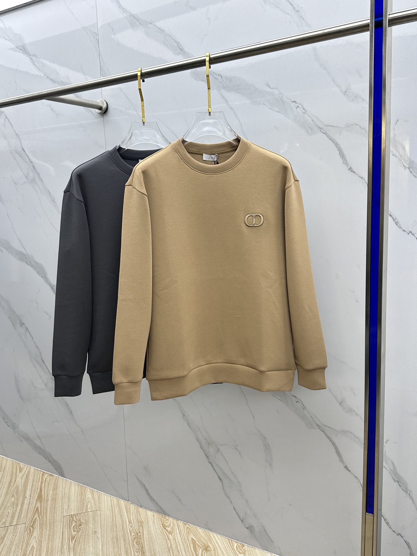 NO:611778,Dior Dior's new 2025ss autumn and winter embroidered round neck pullover sweatshirt has superb fashion charm and unique artistic atmosphere. The custom-made high-weight cotton fabric is more moderate in softness and hardness. It is comfortable and breathable and very suitable for spring and autumn. It is finely stitched and molded. It is anti-static and anti-sticky, making it easier to take care of in daily life. The anti-wrinkle performance is also quite good. The tailor-made OS silhouette style creates a trendy and fashionable style.  The fabrics are matched with excellent tailoring technology to reflect the amazing elegance. The cuffs and hem are designed with precision knitting thread technology, which is tight, comfortable and unrestricted. The noble and elegant casual temperament is so willful... dx size SMLXL,, dior, dior, hoodie, sweatshirts, alexander wang19860909Dior迪奥 2025ss秋冬新品刺绣圆领套头卫衣 高超的时尚魅力风范,特立独行的艺术气息. 客供定制面料高克重棉面料,软硬更为适中,舒适透气性非常适合春秋季节着穿.精细一体缝制塑造成型.抗静电抗粘灰日常更易打理.抗皱性能也是相当不错的.OS廓形量裁的风格缔造潮流时尚的风范. 面料搭配优异的裁剪工艺体现惊人的优雅贵气.袖口及底摆运用精密针织螺纹工艺设计,紧致舒适无勒感.高贵典雅的休闲气质就是这么任性……dx 尺码SMLXL,,dior,dior,hoodie,sweatshirts,alexander wang,Men's clothing