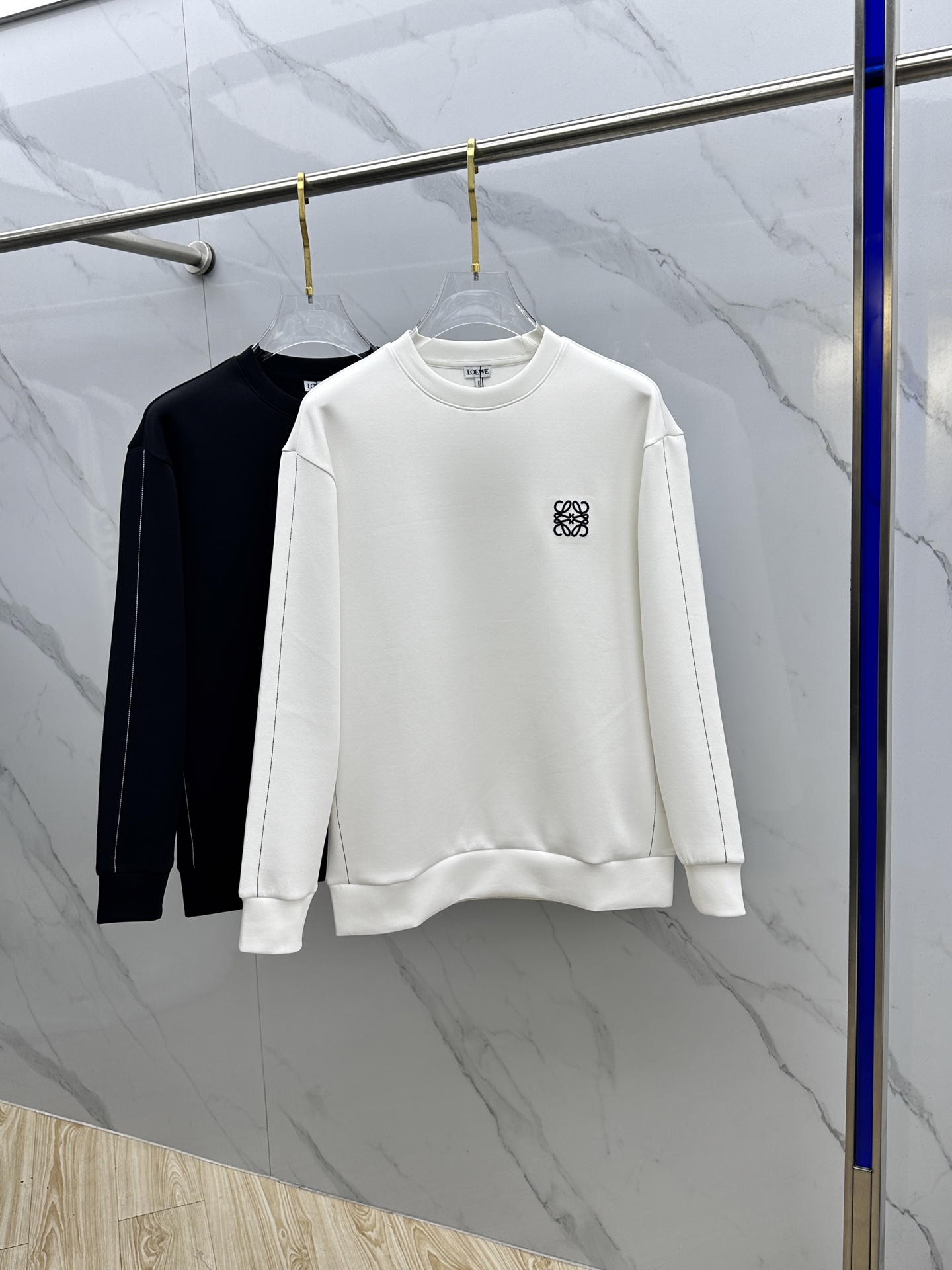 NO:611780,LOEWE's new 2025ss autumn and winter embroidered round neck pullover sweatshirt has superb fashion charm and a unique artistic atmosphere. The custom-made high-weight cotton fabric is more moderate in softness and hardness. It is comfortable and breathable and very suitable for spring and autumn. Finely integrated sewing and molding. Anti-static and anti-sticking dust makes it easier to take care of in daily life. The anti-wrinkle performance is also quite good. The tailored style of OS silhouette creates a trendy and fashionable style.  The fabrics are matched with excellent tailoring technology to reflect the amazing elegance. The cuffs and hem are designed with precision knitting thread technology, which is tight, comfortable and unrestricted. The noble and elegant casual temperament is so willful... dx size SMLXL,, loewe, loewe, hoodie, sweatshirts, alexander wang19860909LOEWE罗意威 2025ss秋冬新品刺绣圆领套头卫衣 高超的时尚魅力风范,特立独行的艺术气息. 客供定制面料高克重棉面料,软硬更为适中,舒适透气性非常适合春秋季节着穿.精细一体缝制塑造成型.抗静电抗粘灰日常更易打理.抗皱性能也是相当不错的.OS廓形量裁的风格缔造潮流时尚的风范. 面料搭配优异的裁剪工艺体现惊人的优雅贵气.袖口及底摆运用精密针织螺纹工艺设计,紧致舒适无勒感.高贵典雅的休闲气质就是这么任性……dx 尺码SMLXL,,loewe,loewe,hoodie,sweatshirts,alexander wang,Men's clothing