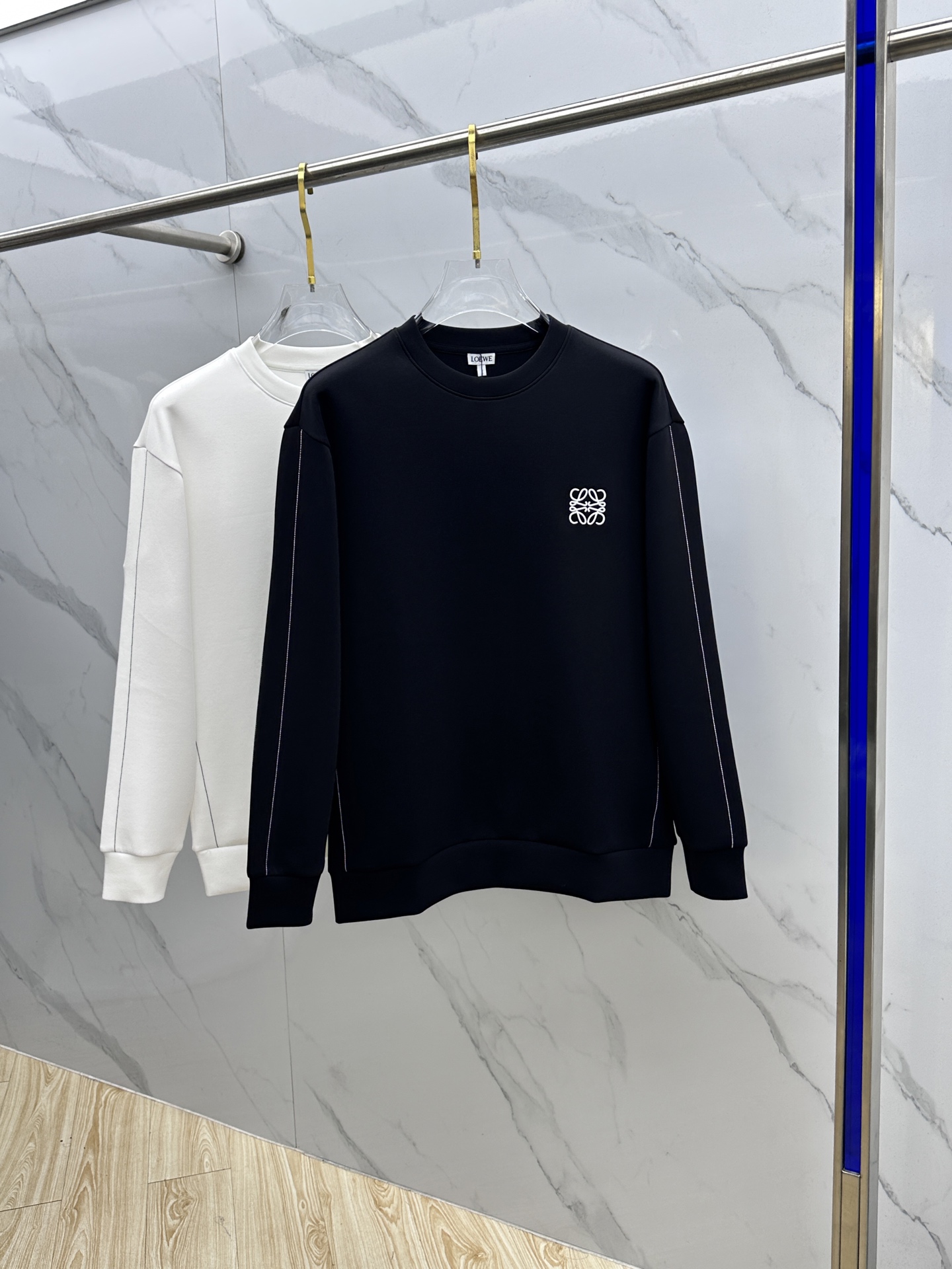 NO:611782,LOEWE's new 2025ss autumn and winter embroidered round neck pullover sweatshirt has superb fashion charm and a unique artistic atmosphere. The custom-made high-weight cotton fabric is more moderate in softness and hardness. It is comfortable and breathable and very suitable for spring and autumn. Finely integrated sewing and molding. Anti-static and anti-sticking dust makes it easier to take care of in daily life. The anti-wrinkle performance is also quite good. The tailored style of OS silhouette creates a trendy and fashionable style.  The fabrics are matched with excellent tailoring technology to reflect the amazing elegance. The cuffs and hem are designed with precision knitting thread technology, which is tight, comfortable and unrestricted. The noble and elegant casual temperament is so willful... dx size SMLXL,, loewe, loewe, hoodie, sweatshirts, alexander wang19860909LOEWE罗意威 2025ss秋冬新品刺绣圆领套头卫衣 高超的时尚魅力风范,特立独行的艺术气息. 客供定制面料高克重棉面料,软硬更为适中,舒适透气性非常适合春秋季节着穿.精细一体缝制塑造成型.抗静电抗粘灰日常更易打理.抗皱性能也是相当不错的.OS廓形量裁的风格缔造潮流时尚的风范. 面料搭配优异的裁剪工艺体现惊人的优雅贵气.袖口及底摆运用精密针织螺纹工艺设计,紧致舒适无勒感.高贵典雅的休闲气质就是这么任性……dx 尺码SMLXL,,loewe,loewe,hoodie,sweatshirts,alexander wang,Men's clothing