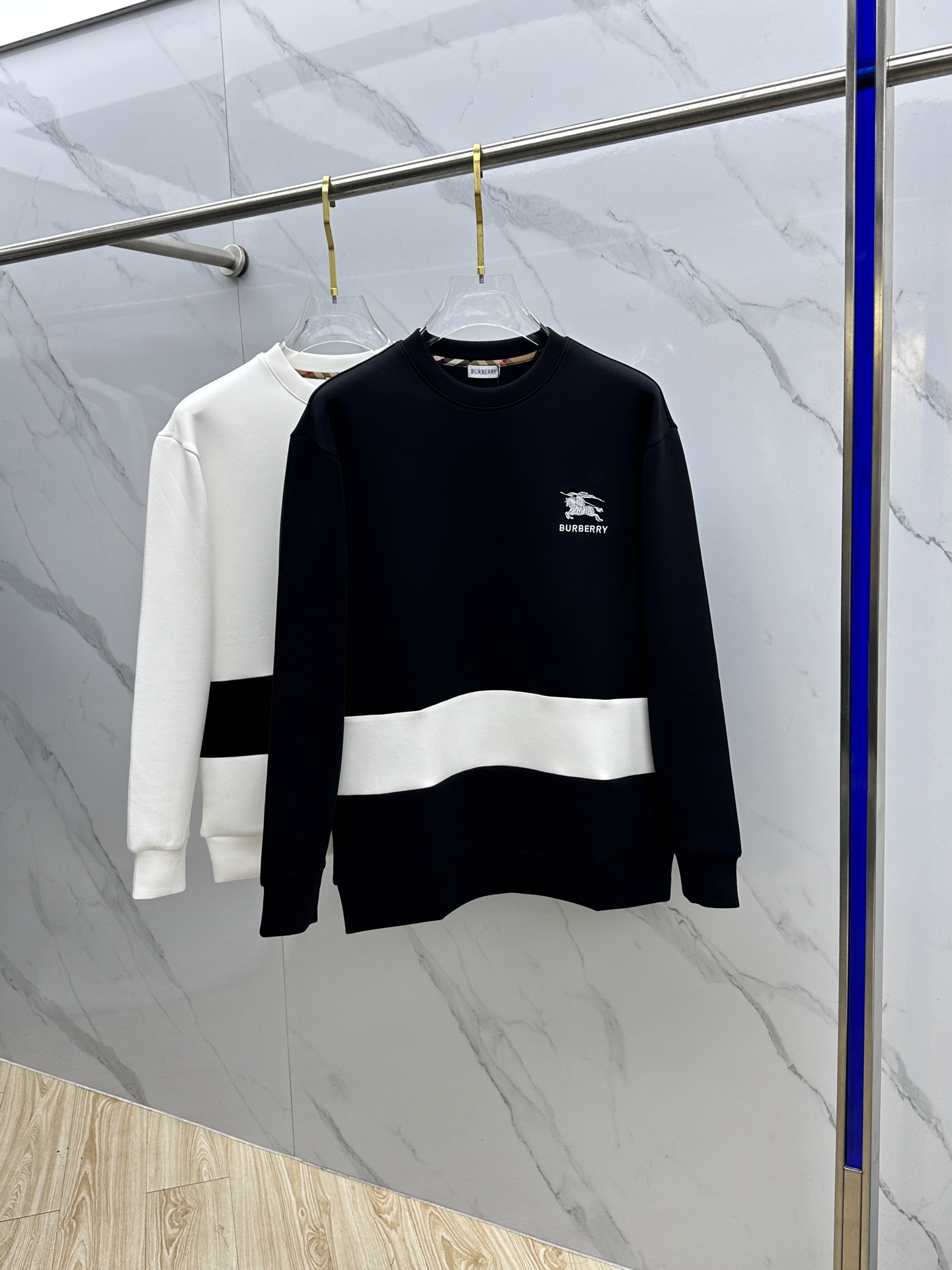 NO:611785,Burberry 2025ss new autumn and winter embroidered round neck pullover sweatshirt has superb fashion charm and unique artistic atmosphere. The custom-made high-weight cotton fabric is more moderate in softness and hardness. It is comfortable and breathable and very suitable for spring and autumn. Finely integrated sewing and shaping. Anti-static and anti-sticking dust makes it easier to take care of in daily life. The anti-wrinkle performance is also quite good. The tailored style of OS silhouette creates a trendy and fashionable style.  The fabrics are matched with excellent tailoring technology to reflect the amazing elegance. The cuffs and hem are designed with precision knitting thread technology, which is tight, comfortable and unrestricted. The noble and elegant casual temperament is so willful... dx size SMLXL,, burberry, burberry, hoodie, sweatshirts, alexander wang19860909Burberry巴宝莉 2025ss秋冬新品刺绣圆领套头卫衣 高超的时尚魅力风范,特立独行的艺术气息. 客供定制面料高克重棉面料,软硬更为适中,舒适透气性非常适合春秋季节着穿.精细一体缝制塑造成型.抗静电抗粘灰日常更易打理.抗皱性能也是相当不错的.OS廓形量裁的风格缔造潮流时尚的风范. 面料搭配优异的裁剪工艺体现惊人的优雅贵气.袖口及底摆运用精密针织螺纹工艺设计,紧致舒适无勒感.高贵典雅的休闲气质就是这么任性……dx 尺码SMLXL,,burberry,burberry,hoodie,sweatshirts,alexander wang,Men's clothing