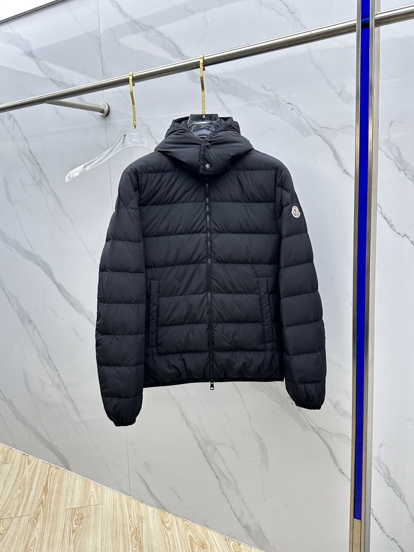NO:613908,Moncler down jacket 2025 latest fashion casual down jacket. Thin and light style (hood is detachable), every detail shows craftsmanship, and the design changes of advanced structural tailoring are enough to show men's diverse image changes. It is slim and neat, and tailored to meet the current popular multi-layered outfits. Versatile style for life. High-quality bulk se code number 1.2.3.4.5,,Moncler,jackets & coats,down jacket,hats,alexander wang19860909Moncler蒙口 羽绒服2025最新款时尚休闲羽绒外套.轻薄款（连帽可拆卸）,处处细节显工艺足够的高级结构性剪裁的设计改变来展现男士多样的形象变化,修身利落、剪裁合体,满足时下正流行的多层次穿搭,生活百搭款式 高品质大货se 码数1.2.3.4.5,,Moncler,jackets & coats,down jacket,hats,alexander wang,Men's clothing