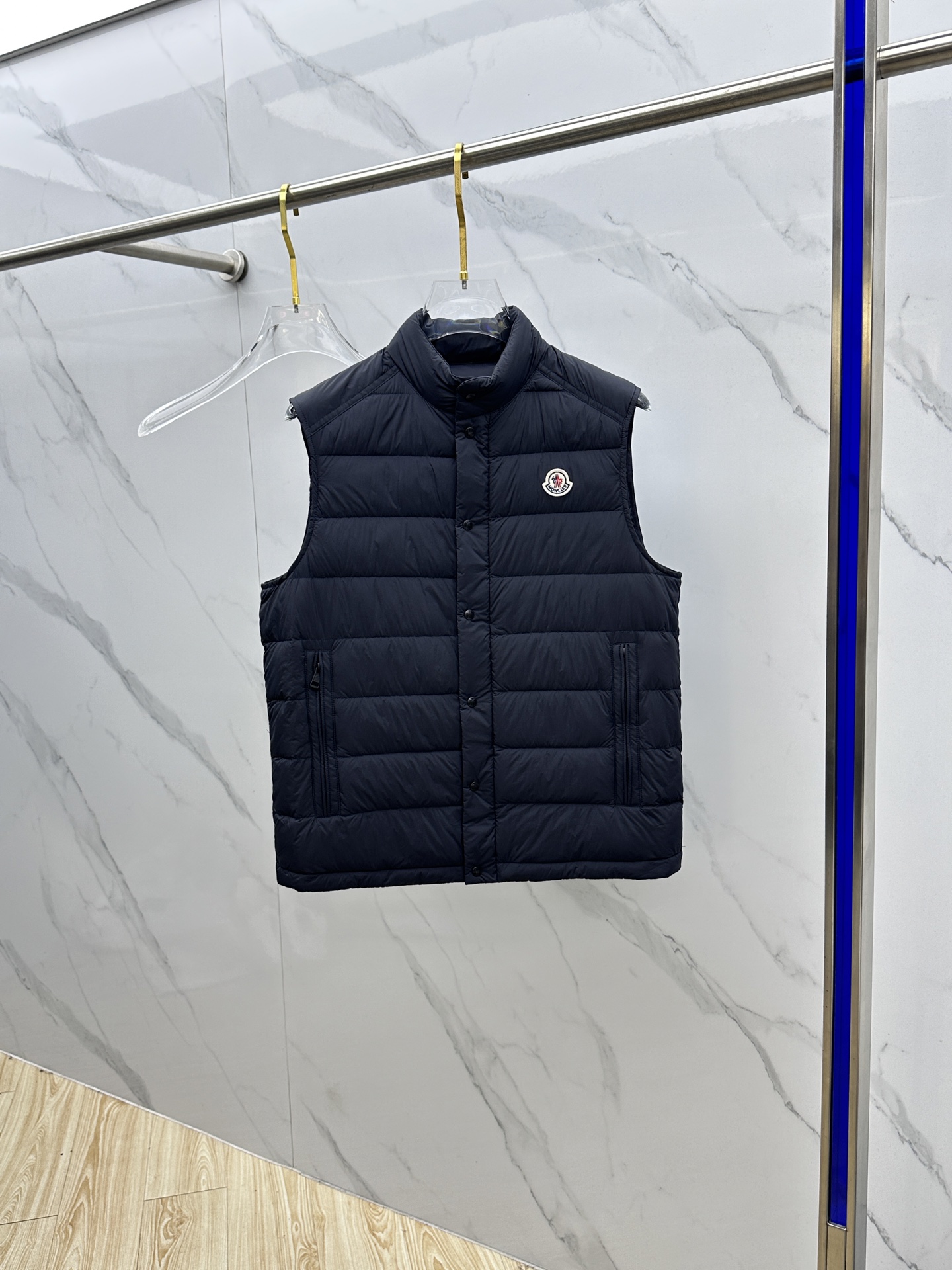 NO:613912,Moncler 2025ss autumn and winter new fashion down jacket stand collar vest, top hot winter down jacket, classic logo hot style warm down jacket, 90# white goose down filling, every detail shows craftsmanship, enough advanced structural tailoring design changes to show men's diverse image changes, slim and neat, tailored to meet the current popular multi-layered outfits, versatile style for life, se code number 1.2.3.4.5,, Moncler, jackets &  coats,down jacket,alexander wang19860909Moncler蒙口 2025ss秋冬新款时尚羽绒外套立领马甲,冬季顶级爆款羽绒服,经典logo爆款保暖羽绒服,90#白鹅绒填充,处处细节显工艺足够的高级结构性剪裁的设计改变来展现男士多样的形象变化,修身利落、剪裁合体,满足时下正流行的多层次穿搭,生活百搭款式se 码数1.2.3.4.5,,Moncler,jackets & coats,down jacket,alexander wang,Men's clothing