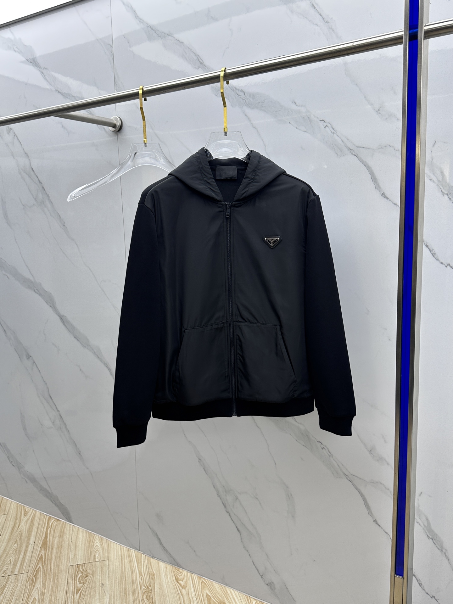 NO:613919,Prada Prada 2025ss classic black + triangle metal logo, hooded sweatshirt jacket. Low-key and recognizable! Regenerated nylon spliced composite nylon cotton, tall and stylish, simple and practical, can be worn for commuting and leisure. Elastic cuffs and hem, windproof effect is great ~ environmentally friendly materials, sustainable fashion, sizes cover all body types, high-quality bulk hei size M-2XL,, prada, prada, hoodie, sweatshirts, jackets  & coats,jackets & coats,hats,alexander wang19860909Prada普拉达 2025ss经典黑色+三角金属标志,连帽夹克卫衣外套.低调又有辨识度!再生尼龙拼接复合锦棉,挺拔有型,简约又实用,通勤休闲都能穿计.袖口和下摆弹性收口,防风效果棒棒哒~环保材质,可持续时尚,尺码覆盖各种体型,高品质大货hei 尺码M-2XL,,prada,prada,hoodie,sweatshirts,jackets & coats,jackets & coats,hats,alexander wang,Men's clothing