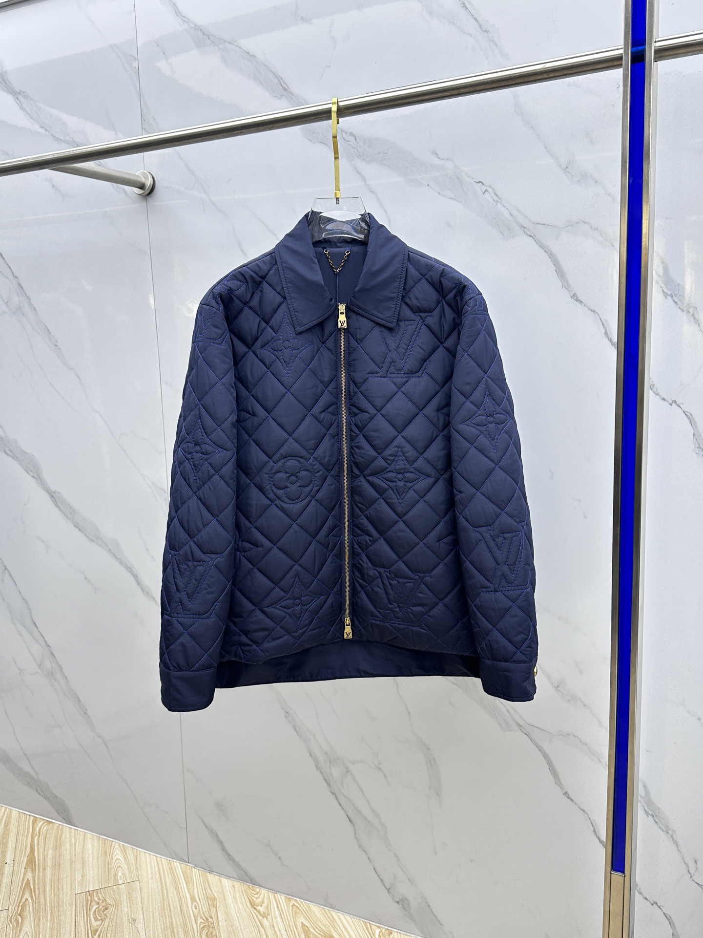 NO:613924,Louis Vuitton Louis Vuitton 25ss new lapel embossed cotton jacket. Highlighted embroidery, waterproof nylon fabric, carefully made of dark blue technical fabrics, decorated with classic cannage pattern throughout, metal snap buttons on the side slit design eye-catching and fashionable. Can be easily matched with a T-shirt to create a fashionable matching look. hei sizes S-XL,, louis vuitton, louis vuitton, jackets &  coats,tees,t-shirt,alexander wang19860909Louis·Vuitton路易威登 25ss新款翻领压纹棉服外套.突显刺绣,防水尼龙面料,采用深蓝色科技面料精心制作,通体饰以经典的藤格纹图案,金属按扣侧面开衩设计醒目时尚.可与和T恤轻松搭配,打造时髦的配套造型.hei 尺码S-XL,,louis vuitton,louis vuitton,jackets & coats,tees，t-shirt,alexander wang,Men's clothing