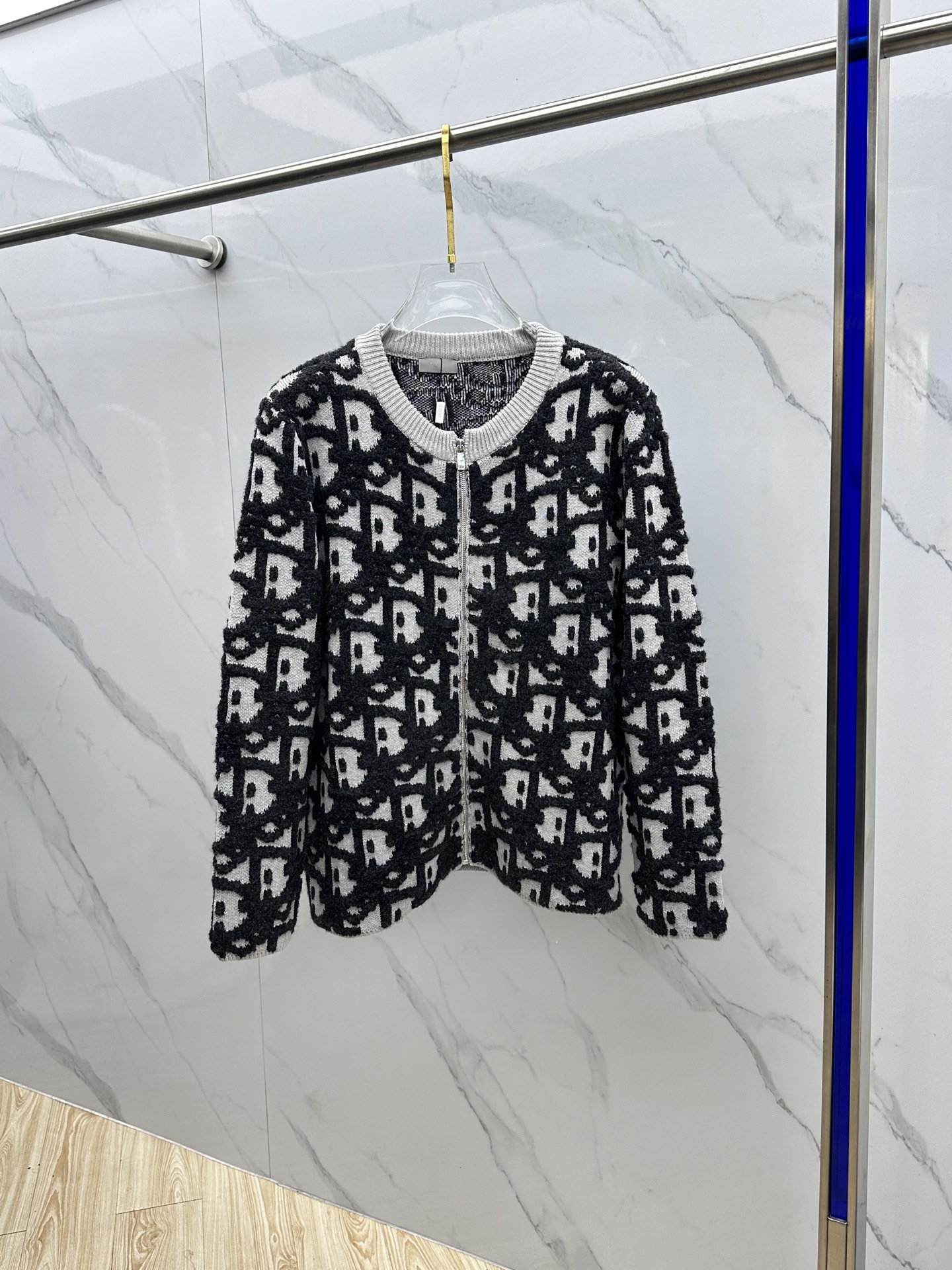 NO:613913,Dior Dior 2025ssGW same style wool blend Oblique print jacquard zipper jacket This is a new product in the 2025 autumn series, decorated with classic Oblique print pattern. It is carefully made of white sheep wool blend jacquard fabric, and the whole body is sewn with contrasting threads to create a raised Oblique print pattern. It can be paired with tailoring in coordinated colors to create an elegant look, or paired with it to show casual charm. The whole body is decorated with Oblique  Printed, round neck, two-way zipper closure, with Dior zipper pull, hei side pockets, sizes S M L XL,, dior, dior, jackets & coats, alexander wang19860909Dior迪奥 2025ssGW同款 羊毛混纺Oblique印花提花拉链外套 这款是2025秋季系列新品,饰以经Oblique 印花图案.采用白色绵羊毛混纺提花面料精心制作,通体以对比鲜明的线缝制出凸起的 Oblique 印花图案.可搭配色调协调的精裁,打造优雅造型,或与搭配,彰显休闲魅力.通体饰以 Oblique 印花,圆领,双向拉链开合,搭配 Dior 拉链头,hei侧面口袋 尺码S M L XL,,dior,dior,jackets & coats,alexander wang,Men's clothing