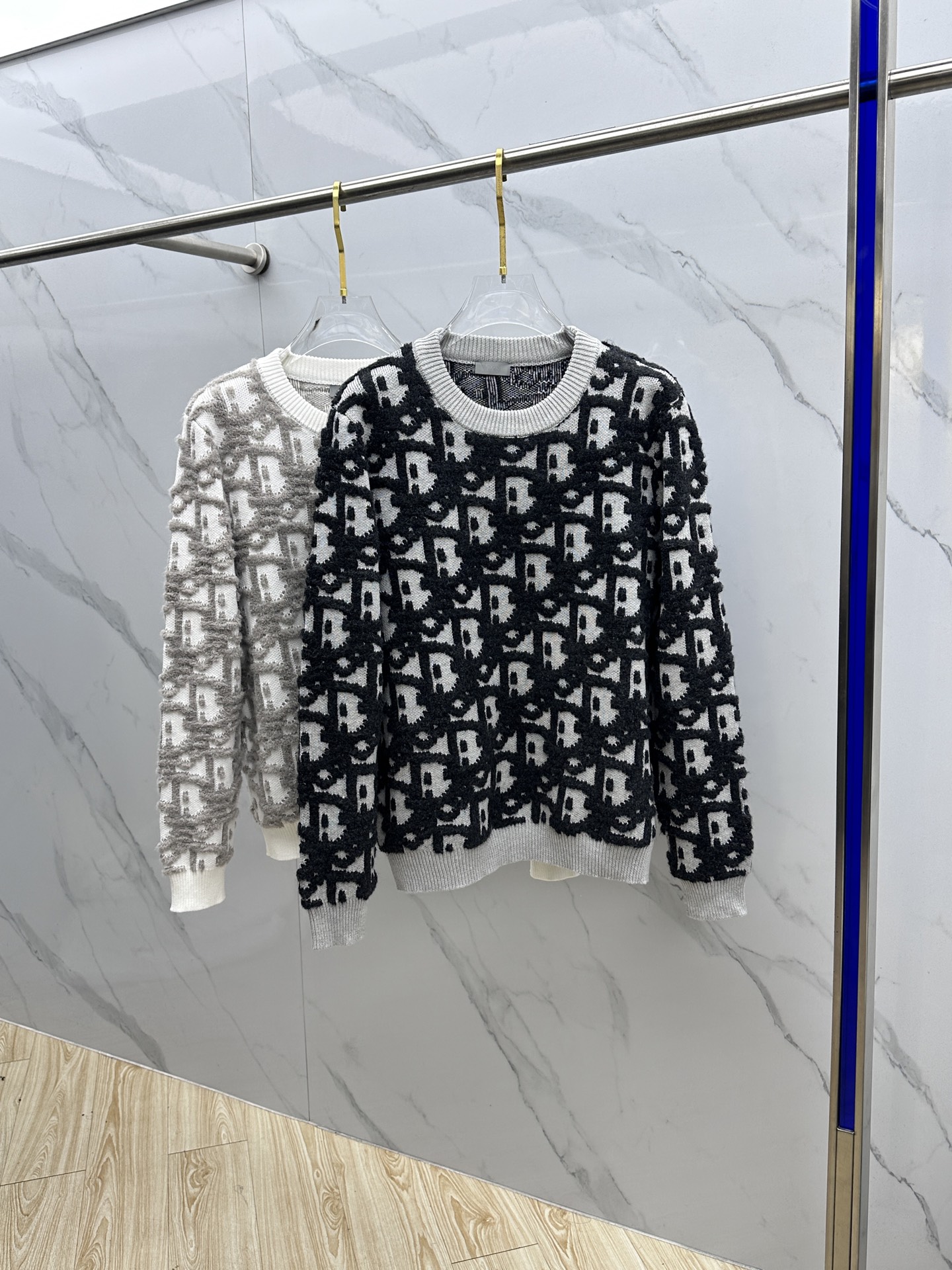 NO:613882,Dior Dior 2025ssGW same style wool blended Oblique printed jacquard pullover sweater This is a new product in the 2025 autumn series, decorated with classic Oblique printed patterns. It is carefully made of white sheep wool blended jacquard fabrics, and the raised Oblique printed pattern is sewn with contrasting threads throughout. It can be paired with tailoring in coordinated colors to create an elegant look, or matched with it to show casual charm. The whole body is decorated with Oblique  Printed, round neck, the upper body effect is particularly good hei size S M L XL, dior, dior, alexander wang19860909Dior迪奥 2025ssGW同款羊毛混纺Oblique印花提花套头毛衫 这款是2025秋季系列新品,饰以经Oblique 印花图案.采用白色绵羊毛混纺提花面料精心制作,通体以对比鲜明的线缝制出凸起的 Oblique 印花图案.可搭配色调协调的精裁,打造优雅造型,或与搭配,彰显休闲魅力.通体饰以 Oblique 印花,圆领,上身效果特别棒hei 尺码S M L XL,,dior,dior,alexander wang,Men's clothing