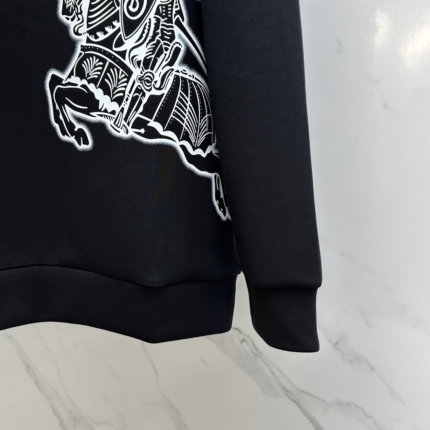 🆕Burberry巴宝莉 2025ss秋冬新品刺绣圆领套头卫衣 高超的时尚魅力风范,特立独行的艺术气息.