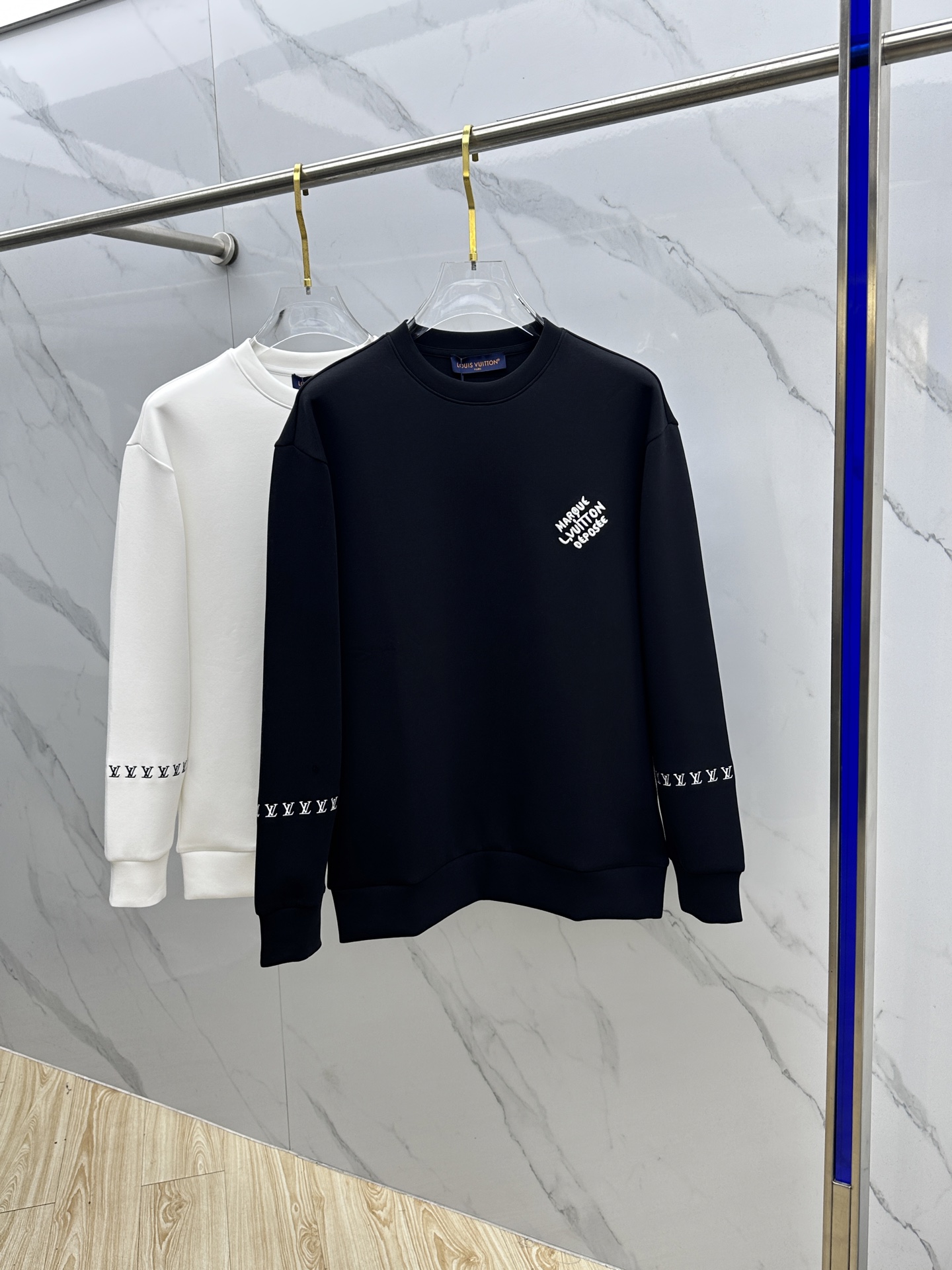 NO:613899,LV Louis Vuitton 2025ss new autumn and winter embroidered round neck pullover sweatshirt has superb fashion charm and unique artistic atmosphere. The custom-made high-weight cotton fabric is more moderate in softness and hardness. It is comfortable and breathable and very suitable for spring and autumn. Finely integrated sewing and molding. Anti-static and anti-sticking dust makes it easier to take care of in daily life. The anti-wrinkle performance is also quite good. The tailor-made style of OS silhouette creates a trendy and fashionable style.  The fabrics are matched with excellent tailoring technology to reflect the amazing elegance. The cuffs and hem are designed with precision knitted thread technology, which is tight, comfortable and unrestricted. The noble and elegant casual temperament is so willful... dx size SMLXL,, louis vuitton, louis vuitton, hoodie, sweatshirts, alexander wang19860909LV路易威登 2025ss秋冬新品刺绣圆领套头卫衣 高超的时尚魅力风范,特立独行的艺术气息. 客供定制面料高克重棉面料,软硬更为适中,舒适透气性非常适合春秋季节着穿.精细一体缝制塑造成型.抗静电抗粘灰日常更易打理.抗皱性能也是相当不错的.OS廓形量裁的风格缔造潮流时尚的风范. 面料搭配优异的裁剪工艺体现惊人的优雅贵气.袖口及底摆运用精密针织螺纹工艺设计,紧致舒适无勒感.高贵典雅的休闲气质就是这么任性……dx 尺码SMLXL,,louis vuitton,louis vuitton,hoodie,sweatshirts,alexander wang,Men's clothing