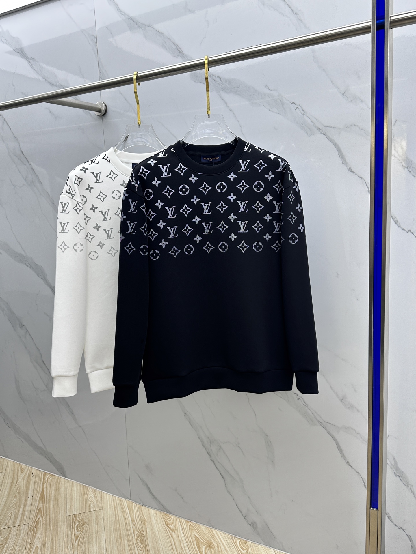 NO:613902,LV Louis Vuitton 2025ss autumn and winter new printed round neck pullover sweatshirt has superb fashion charm and unique artistic atmosphere. The custom-made high-weight cotton fabric is more moderate in softness and hardness. It is comfortable and breathable and very suitable for spring and autumn seasons. Finely integrated sewing and shaping. Anti-static and anti-sticking dust makes it easier to take care of in daily life. The anti-wrinkle performance is also quite good. The tailor-made style of OS silhouette creates a trendy and fashionable style.  The fabrics are matched with excellent tailoring technology to reflect the amazing elegance. The cuffs and hem are designed with precision knitted thread technology, which is tight, comfortable and unrestricted. The noble and elegant casual temperament is so willful... dx size SMLXL,, louis vuitton, louis vuitton, hoodie, sweatshirts, alexander wang19860909LV路易威登 2025ss秋冬新品印花圆领套头卫衣 高超的时尚魅力风范,特立独行的艺术气息. 客供定制面料高克重棉面料,软硬更为适中,舒适透气性非常适合春秋季节着穿.精细一体缝制塑造成型.抗静电抗粘灰日常更易打理.抗皱性能也是相当不错的.OS廓形量裁的风格缔造潮流时尚的风范. 面料搭配优异的裁剪工艺体现惊人的优雅贵气.袖口及底摆运用精密针织螺纹工艺设计,紧致舒适无勒感.高贵典雅的休闲气质就是这么任性……dx 尺码SMLXL,,louis vuitton,louis vuitton,hoodie,sweatshirts,alexander wang,Men's clothing