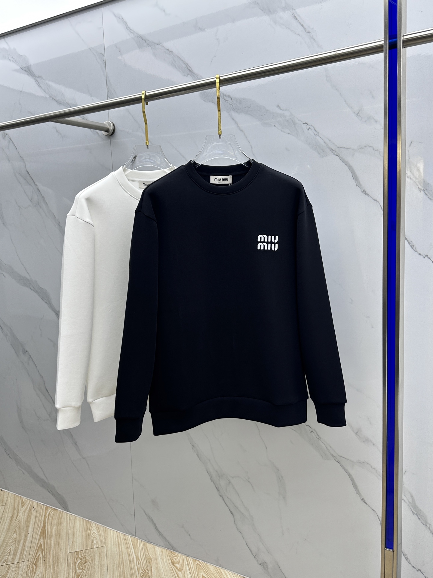 NO:613905,miumiu 2025ss new autumn and winter embroidered round neck pullover sweatshirt has superb fashion charm and unique artistic atmosphere. The custom-made high-weight cotton fabric is more moderate in softness and hardness. It is comfortable and breathable and very suitable for spring and autumn seasons. Finely integrated sewing and shaping. Anti-static and anti-sticking dust makes it easier to take care of in daily life. The anti-wrinkle performance is also quite good. The tailored style of OS silhouette creates a trendy and fashionable style.  The fabrics are matched with excellent tailoring technology to reflect the amazing elegance. The cuffs and hem are designed with precision knitting thread technology, which is tight, comfortable and unrestricted. The noble and elegant casual temperament is so willful...dx size SMLXL,,miumiu,hoodie,sweatshirts,alexander wang19860909miumiu 2025ss秋冬新品刺绣圆领套头卫衣 高超的时尚魅力风范,特立独行的艺术气息. 客供定制面料高克重棉面料,软硬更为适中,舒适透气性非常适合春秋季节着穿.精细一体缝制塑造成型.抗静电抗粘灰日常更易打理.抗皱性能也是相当不错的.OS廓形量裁的风格缔造潮流时尚的风范. 面料搭配优异的裁剪工艺体现惊人的优雅贵气.袖口及底摆运用精密针织螺纹工艺设计,紧致舒适无勒感.高贵典雅的休闲气质就是这么任性……dx 尺码SMLXL,,miumiu,hoodie,sweatshirts,alexander wang,Men's clothing