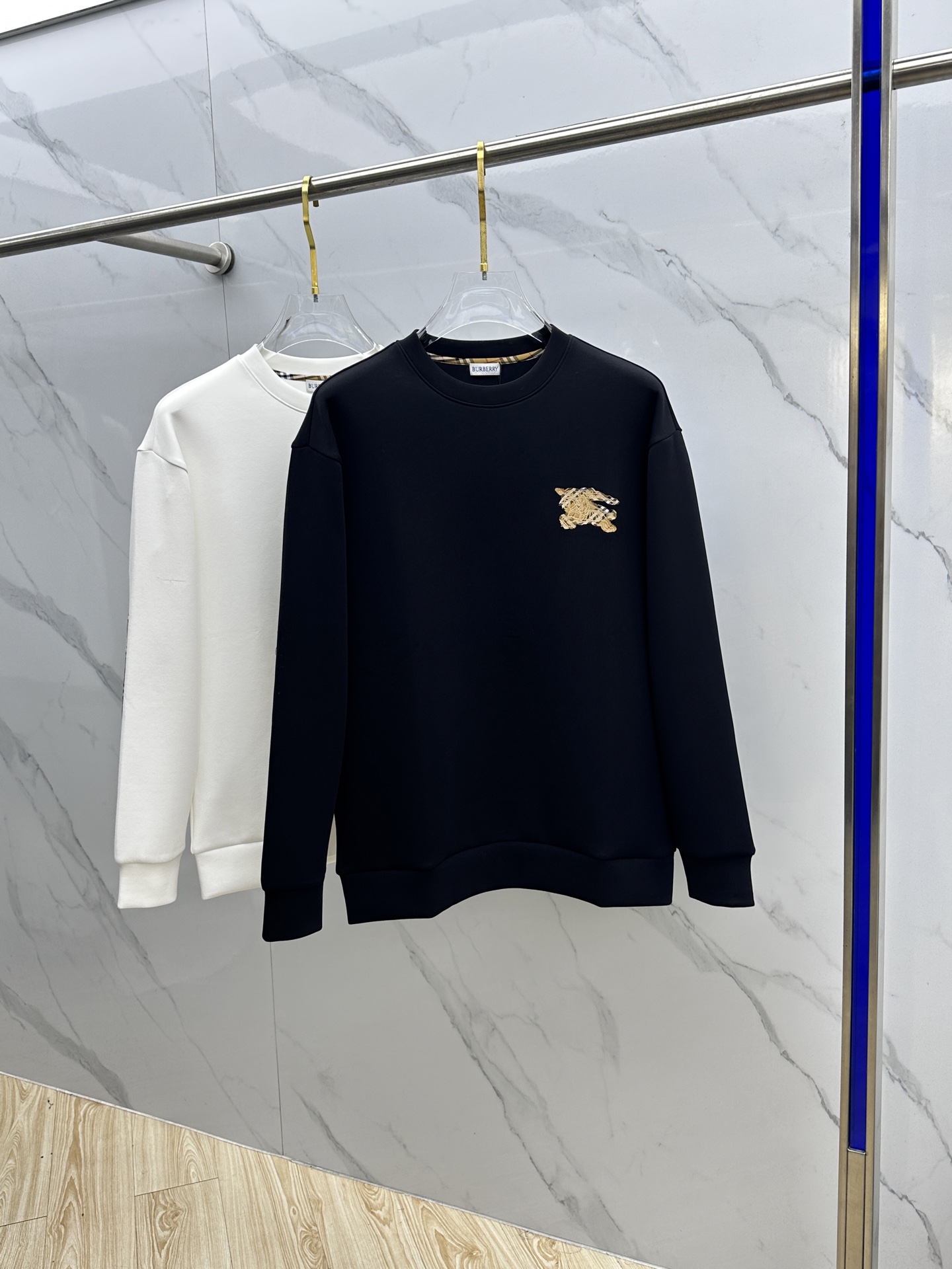 NO:624648,Burberry 2025ss new autumn and winter embroidered round neck pullover sweatshirt has superb fashion charm and unique artistic atmosphere. The custom-made high-weight cotton fabric is more moderate in softness and hardness. It is comfortable and breathable and very suitable for spring and autumn. Finely integrated sewing and shaping. Anti-static and anti-sticking dust makes it easier to take care of in daily life. The anti-wrinkle performance is also quite good. The tailored style of OS silhouette creates a trendy and fashionable style.  The fabrics are matched with excellent tailoring technology to reflect the amazing elegance. The cuffs and hem are designed with precision knitting thread technology, which is tight, comfortable and unrestricted. The noble and elegant casual temperament is so willful... dx size SMLXL,, burberry, burberry, hoodie, sweatshirts, alexander wang19860909Burberry巴宝莉 2025ss秋冬新品刺绣圆领套头卫衣 高超的时尚魅力风范,特立独行的艺术气息. 客供定制面料高克重棉面料,软硬更为适中,舒适透气性非常适合春秋季节着穿.精细一体缝制塑造成型.抗静电抗粘灰日常更易打理.抗皱性能也是相当不错的.OS廓形量裁的风格缔造潮流时尚的风范. 面料搭配优异的裁剪工艺体现惊人的优雅贵气.袖口及底摆运用精密针织螺纹工艺设计,紧致舒适无勒感.高贵典雅的休闲气质就是这么任性……dx 尺码SMLXL,,burberry,burberry,hoodie,sweatshirts,alexander wang,Men's clothing