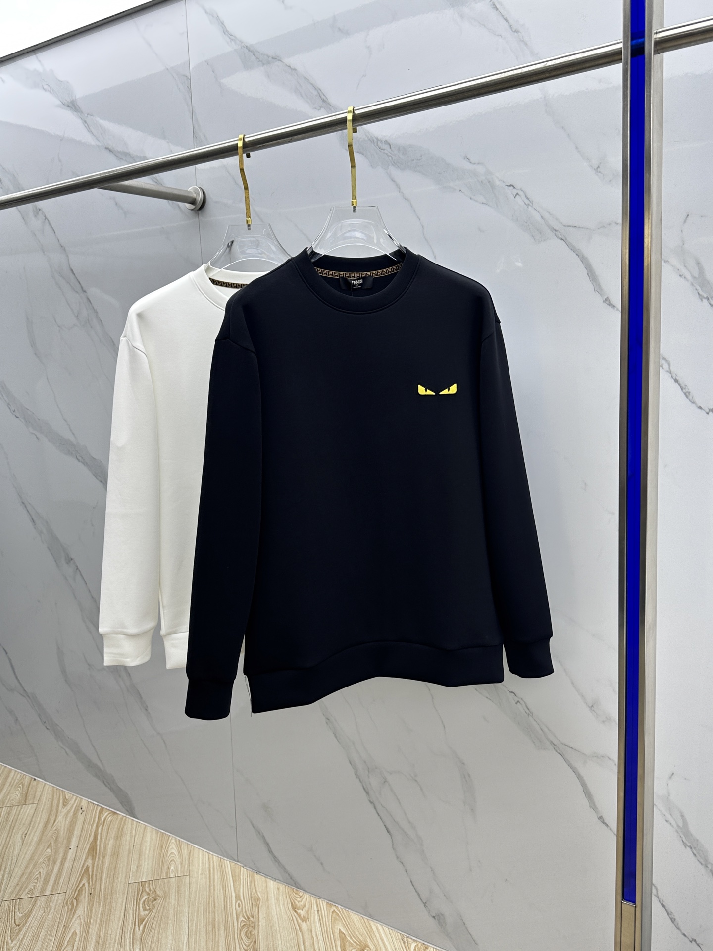 NO:624652,Fendi Fendi 2025ss new autumn and winter embroidered round neck pullover sweatshirt has superb fashion charm and unique artistic atmosphere. The custom-made high-weight cotton fabric is more moderate in softness and hardness. It is comfortable and breathable and very suitable for spring and autumn. Fine one-piece sewing and molding. Anti-static and anti-stick dust makes it easier to take care of in daily life. The anti-wrinkle performance is also quite good. The tailor-made style of OS silhouette creates a trendy and fashionable style.  The fabrics are matched with excellent tailoring technology to reflect the amazing elegance. The cuffs and hem are designed with precision knitting thread technology, which is tight, comfortable and unrestricted. The noble and elegant casual temperament is so willful... dx size SMLXL,, fendi, fendi, hoodie, sweatshirts, alexander wang19860909Fendi芬迪 2025ss秋冬新品刺绣圆领套头卫衣 高超的时尚魅力风范,特立独行的艺术气息. 客供定制面料高克重棉面料,软硬更为适中,舒适透气性非常适合春秋季节着穿.精细一体缝制塑造成型.抗静电抗粘灰日常更易打理.抗皱性能也是相当不错的.OS廓形量裁的风格缔造潮流时尚的风范. 面料搭配优异的裁剪工艺体现惊人的优雅贵气.袖口及底摆运用精密针织螺纹工艺设计,紧致舒适无勒感.高贵典雅的休闲气质就是这么任性……dx 尺码SMLXL,,fendi,fendi,hoodie,sweatshirts,alexander wang,Men's clothing