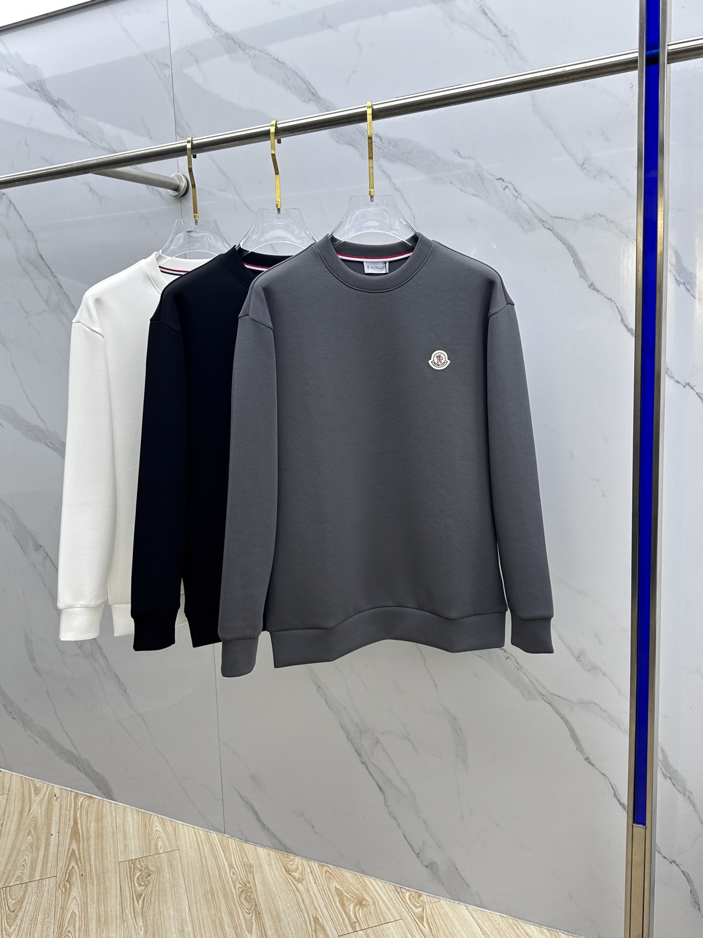NO:624656,Moncler Mouth Mouth 2025ss New Arrival Badge Round Neck Pullover Sweatshirt has superb fashion charm and a unique artistic atmosphere. The custom-made high-weight cotton fabric is more moderate in softness and hardness. It is comfortable and breathable and very suitable for spring and autumn. Finely integrated sewing and molding. Anti-static and anti-stick dust makes it easier to take care of in daily life. The anti-wrinkle performance is also quite good. The tailored style of OS silhouette creates a trendy and fashionable style.  The fabrics are matched with excellent tailoring technology to reflect the amazing elegance. The cuffs and hem are designed with precision knitted thread technology, which is tight, comfortable and unrestricted. The noble and elegant casual temperament is so willful... dx size SMLXL, Moncler, hoodie, sweatshirts, alexander wang19860909Moncler蒙口 2025ss秋冬新品徽章圆领套头卫衣 高超的时尚魅力风范,特立独行的艺术气息. 客供定制面料高克重棉面料,软硬更为适中,舒适透气性非常适合春秋季节着穿.精细一体缝制塑造成型.抗静电抗粘灰日常更易打理.抗皱性能也是相当不错的.OS廓形量裁的风格缔造潮流时尚的风范. 面料搭配优异的裁剪工艺体现惊人的优雅贵气.袖口及底摆运用精密针织螺纹工艺设计,紧致舒适无勒感.高贵典雅的休闲气质就是这么任性……dx 尺码SMLXL,,Moncler,hoodie,sweatshirts,alexander wang,Men's clothing