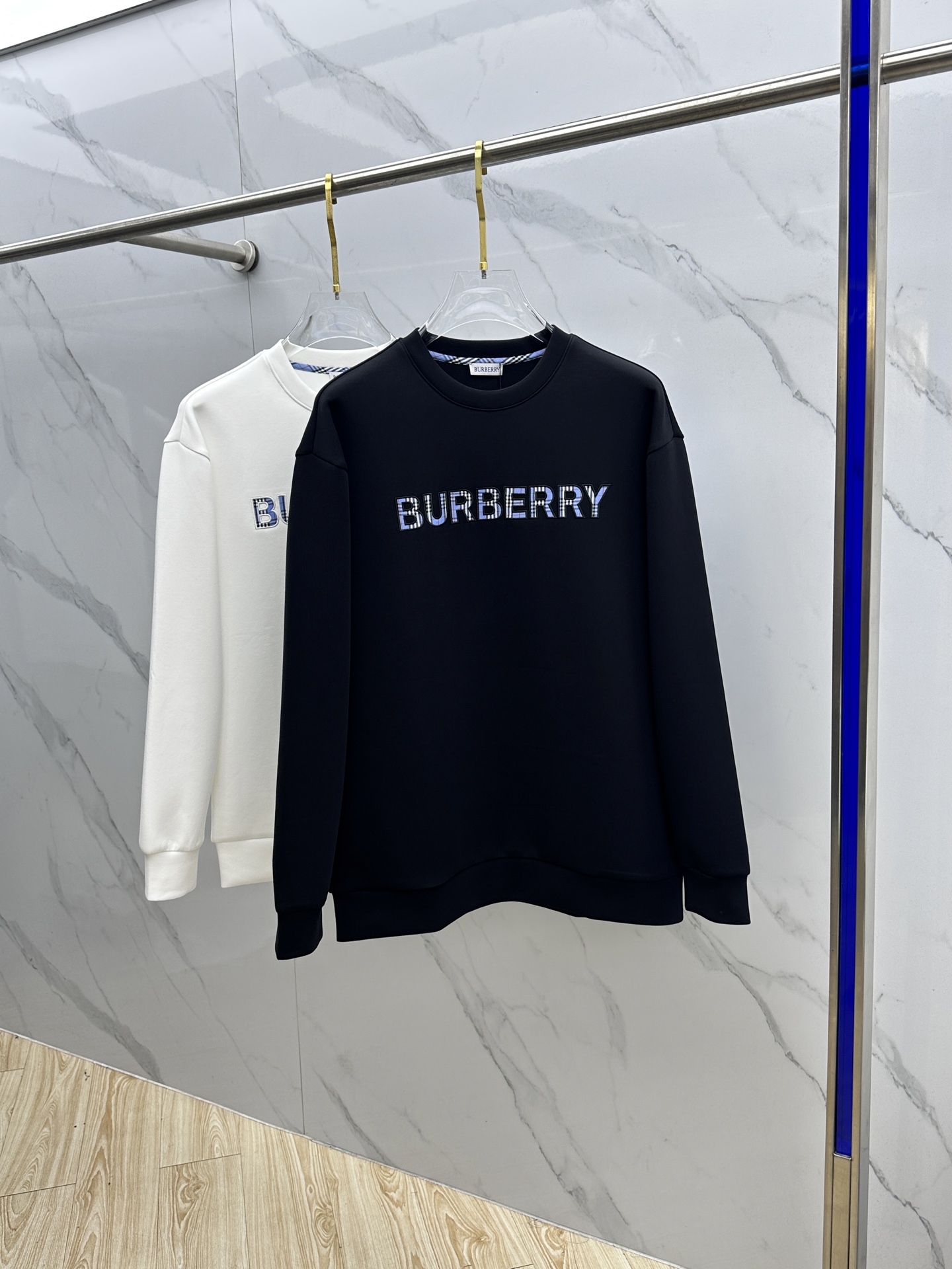 NO:624660,Burberry 2025ss new autumn and winter embroidered round neck pullover sweatshirt has superb fashion charm and unique artistic atmosphere. The custom-made high-weight cotton fabric is more moderate in softness and hardness. It is comfortable and breathable and very suitable for spring and autumn. Finely integrated sewing and shaping. Anti-static and anti-sticking dust makes it easier to take care of in daily life. The anti-wrinkle performance is also quite good. The tailored style of OS silhouette creates a trendy and fashionable style.  The fabrics are matched with excellent tailoring technology to reflect the amazing elegance. The cuffs and hem are designed with precision knitting thread technology, which is tight, comfortable and unrestricted. The noble and elegant casual temperament is so willful... dx size SMLXL,, burberry, burberry, hoodie, sweatshirts, alexander wang19860909Burberry巴宝莉 2025ss秋冬新品刺绣圆领套头卫衣 高超的时尚魅力风范,特立独行的艺术气息. 客供定制面料高克重棉面料,软硬更为适中,舒适透气性非常适合春秋季节着穿.精细一体缝制塑造成型.抗静电抗粘灰日常更易打理.抗皱性能也是相当不错的.OS廓形量裁的风格缔造潮流时尚的风范. 面料搭配优异的裁剪工艺体现惊人的优雅贵气.袖口及底摆运用精密针织螺纹工艺设计,紧致舒适无勒感.高贵典雅的休闲气质就是这么任性……dx 尺码SMLXL,,burberry,burberry,hoodie,sweatshirts,alexander wang,Men's clothing