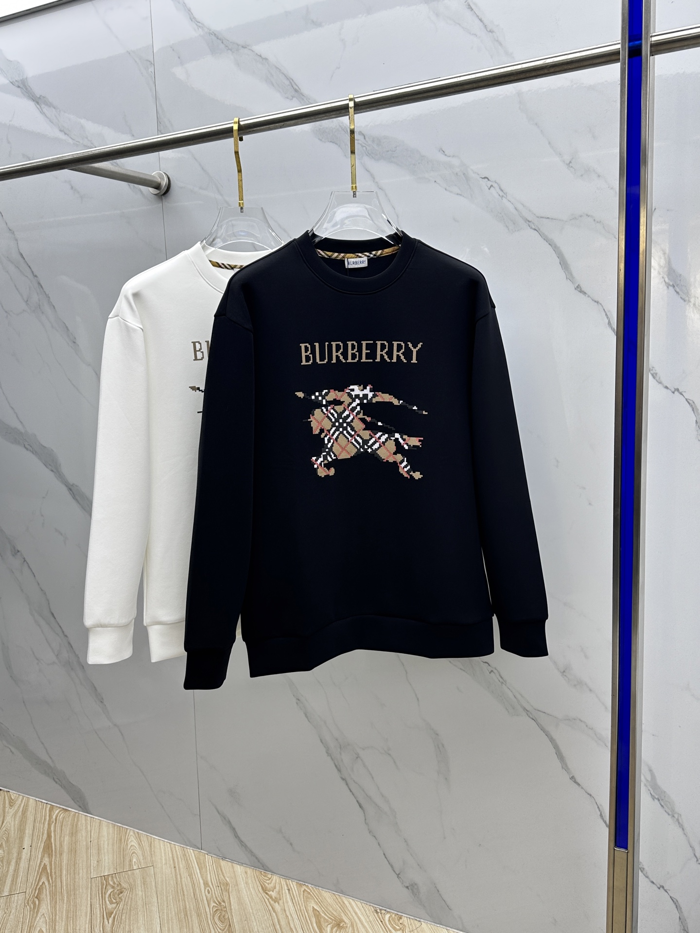 NO:624629,Burberry 2025ss new autumn and winter embroidered round neck pullover sweatshirt has superb fashion charm and unique artistic atmosphere. The custom-made high-weight cotton fabric is more moderate in softness and hardness. It is comfortable and breathable and very suitable for spring and autumn. Finely integrated sewing and shaping. Anti-static and anti-sticking dust makes it easier to take care of in daily life. The anti-wrinkle performance is also quite good. The tailored style of OS silhouette creates a trendy and fashionable style.  The fabrics are matched with excellent tailoring technology to reflect the amazing elegance. The cuffs and hem are designed with precision knitting thread technology, which is tight, comfortable and unrestricted. The noble and elegant casual temperament is so willful... dx size SMLXL,, burberry, burberry, hoodie, sweatshirts, alexander wang19860909Burberry巴宝莉 2025ss秋冬新品刺绣圆领套头卫衣 高超的时尚魅力风范,特立独行的艺术气息. 客供定制面料高克重棉面料,软硬更为适中,舒适透气性非常适合春秋季节着穿.精细一体缝制塑造成型.抗静电抗粘灰日常更易打理.抗皱性能也是相当不错的.OS廓形量裁的风格缔造潮流时尚的风范. 面料搭配优异的裁剪工艺体现惊人的优雅贵气.袖口及底摆运用精密针织螺纹工艺设计,紧致舒适无勒感.高贵典雅的休闲气质就是这么任性……dx 尺码SMLXL,,burberry,burberry,hoodie,sweatshirts,alexander wang,Men's clothing