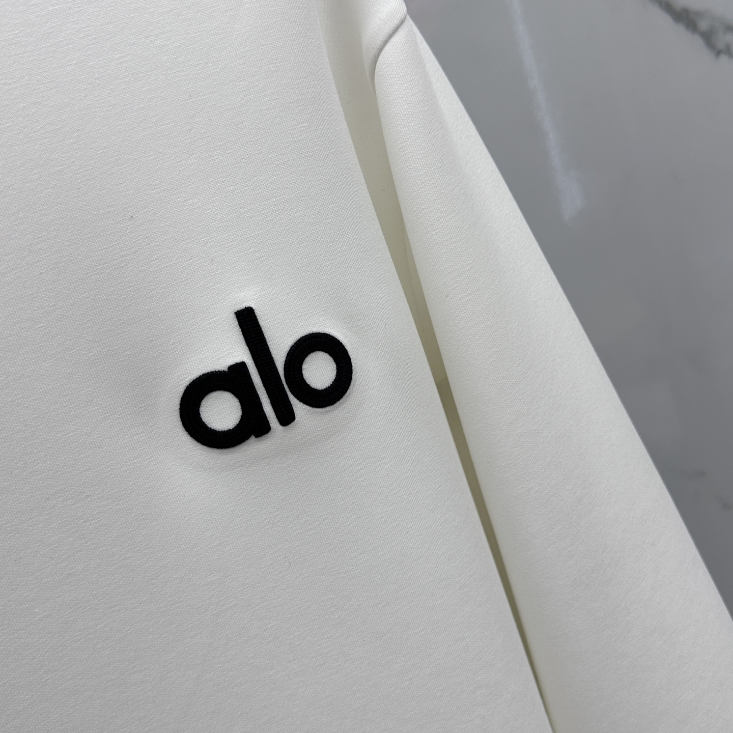 🆕Alo 2025ss秋冬新品刺绣圆领套头卫衣 高超的时尚魅力风范,特立独行的艺术气息.客供定制面料高克