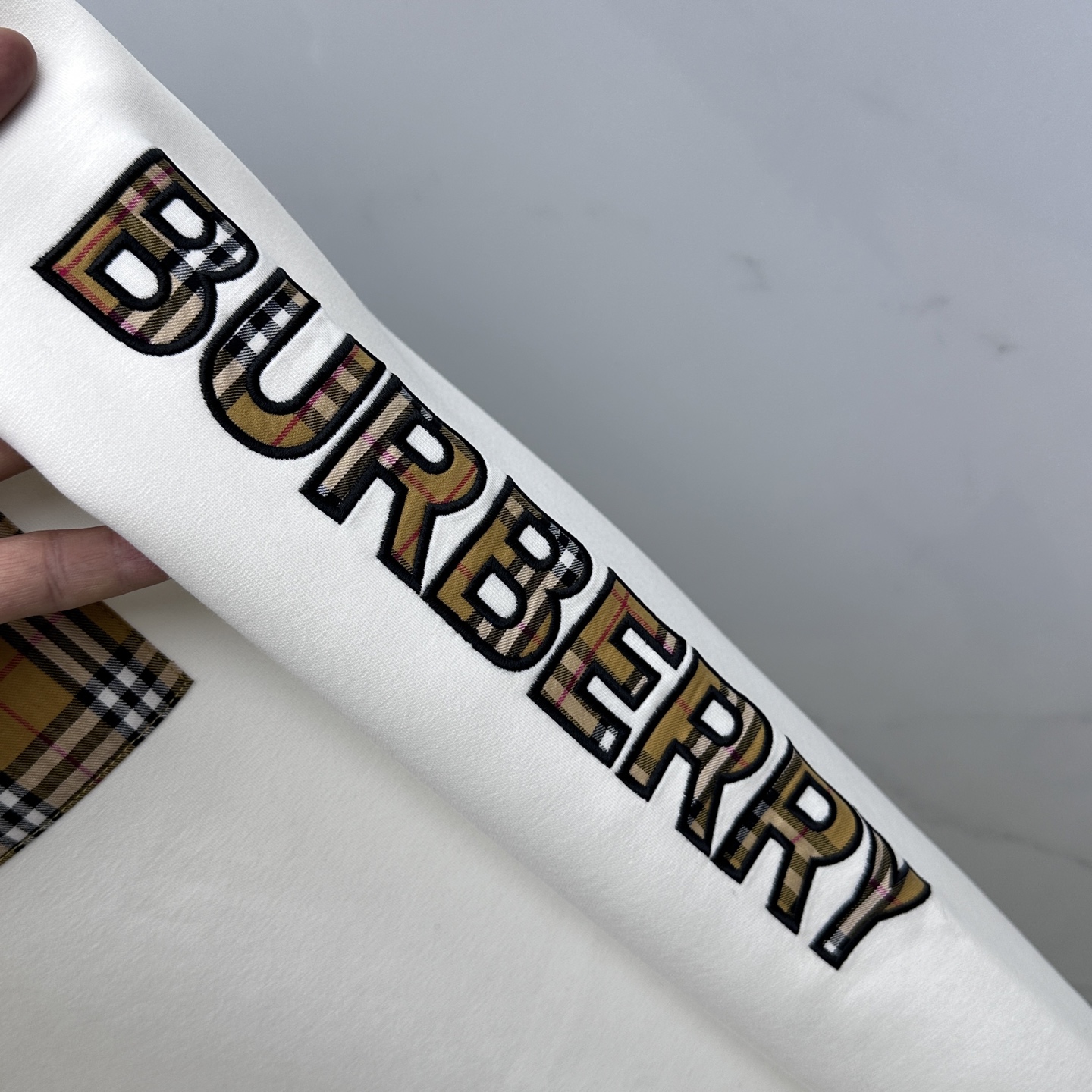 🆕Burberry巴宝莉 2025ss秋冬新品刺绣圆领套头卫衣 高超的时尚魅力风范,特立独行的艺术气息.