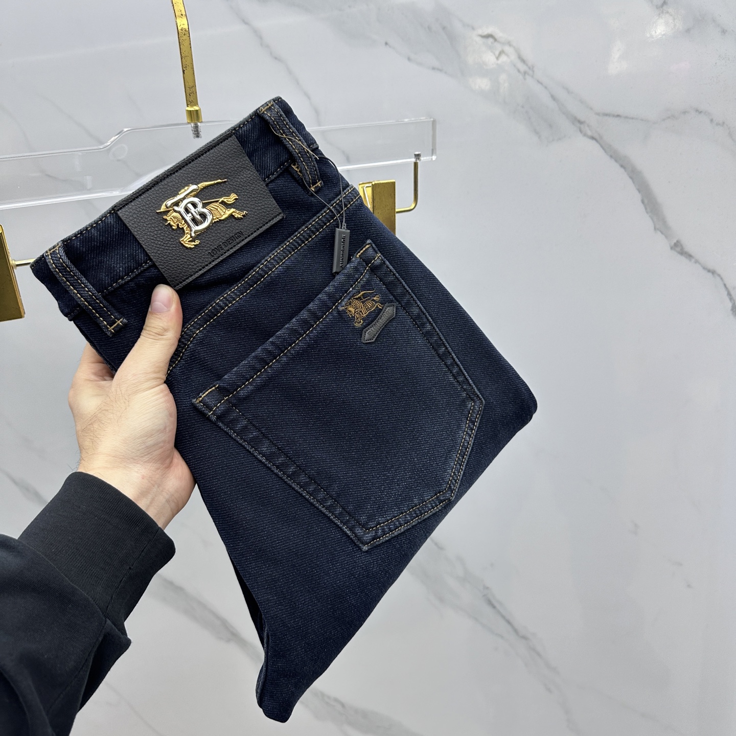 NO:690754,Burberry 2025 Autumn and Winter velvet and thickened latest jeans, available at the counter simultaneously, warm weapon, original customized replica, customer-supplied hardware accessories, original quality, imported solid color denim fabric, heavy washing, fine workmanship and routing, excellent upper body!  Preferred item, complete with three standards, AX original product, size 30-38, no 37, burberry, burberry, jeans,19860909Burberry巴宝莉 2025秋冬加绒加厚 最新款牛仔裤 柜台同步发售 保暖利器 原版定制复刻 客供五金辅料 原单品质 进口固色牛仔面料 重工洗水 做工走线精细 上身绝佳！优选单品 三标齐全 AX原单出品 尺码30-38无37,,burberry,burberry,jeans,,Men's clothing