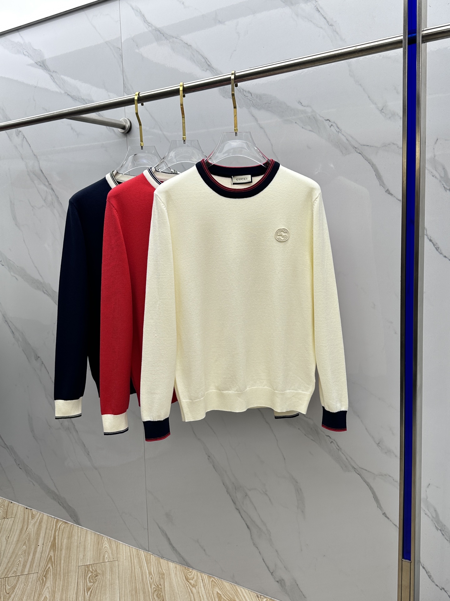 NO:647046,Gucci Gucci 2025 Autumn and Winter, high-end customization, full of urban style, classic, simple and elegant round neck base knitted sweater. Made of imported wool blended fabric, soft and delicate. A basic base base is indispensable in men's wardrobe. It can be used to match various clothes anytime and anywhere to meet your daily needs. The design of the clothes is very simple, dear friends, hurry up and get it!  AL3 color recommendation, size M-3XL,,gucci,gucci,sweaters,alexander wang19860909Gucci古驰 2025秋冬 高级定制 都市风十足 经典简约大气圆领打底针织毛衣. 采用进口羊毛混纺面料 柔软细腻 男人的衣柜都少不了基础打底 随时随地都可以拿来搭配各种服饰 满足您日常生活需求 .衣服设计非常的简洁 , 亲们赶紧入手！AL3色推荐 尺码M-3XL,,gucci,gucci,sweaters,alexander wang,Men's clothing