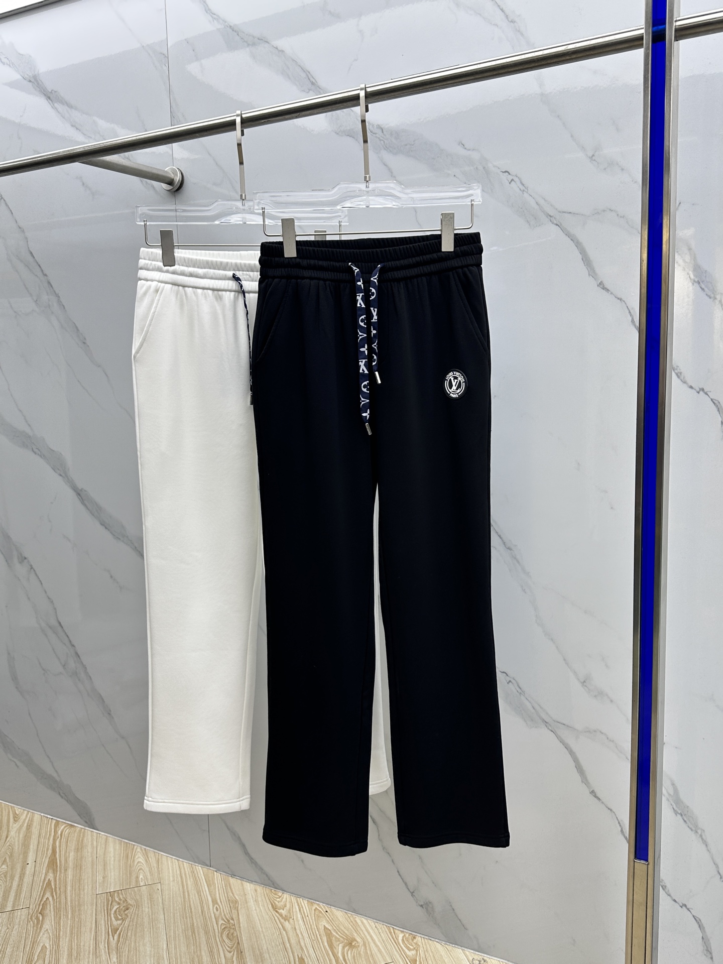 NO:683263,LV Louis Vuitton 2025ss new autumn and winter casual pants plus velvet straight high-end version!  Customized fabrics are highly breathable and comfortable, with impeccable details. Brand element design concept reflects high quality. It feels delicate and soft!  Presenting casual tailoring, the niu upper body shape is awesome!  Size M-3XL,,louis vuitton,louis vuitton,19860909LV路易威登 2025ss秋冬新款休闲裤加绒直筒 高端版本！定制面料 透气舒适度高,细节无可挑剔.品牌元素设计理念,体现高品质.手感细腻柔软！呈现休闲裁剪,niu上身版型超赞！ 码数M-3XL,,louis vuitton,louis vuitton,,Men's clothing