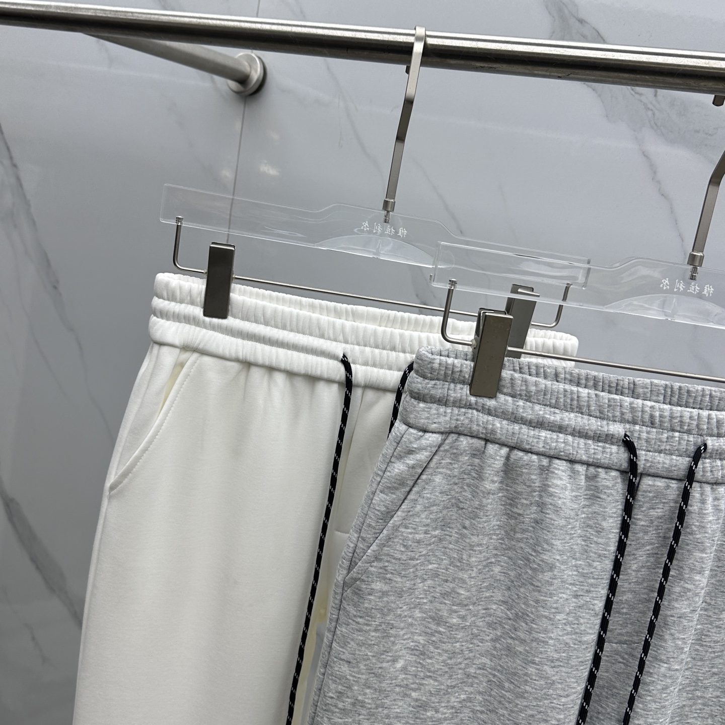 🆕PRADA普拉达 2025ss秋冬新款休闲裤加绒直筒 高端版本！定制面料 透气舒适度高，细节无可挑剔。