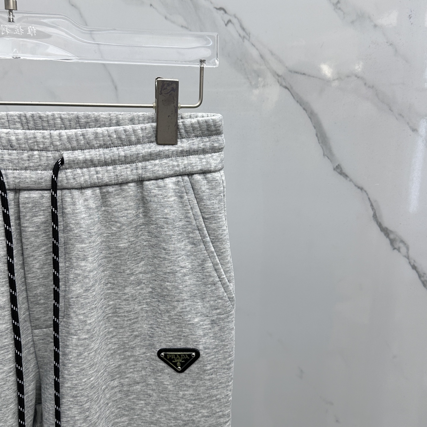 🆕PRADA普拉达 2025ss秋冬新款休闲裤加绒直筒 高端版本！定制面料 透气舒适度高，细节无可挑剔。
