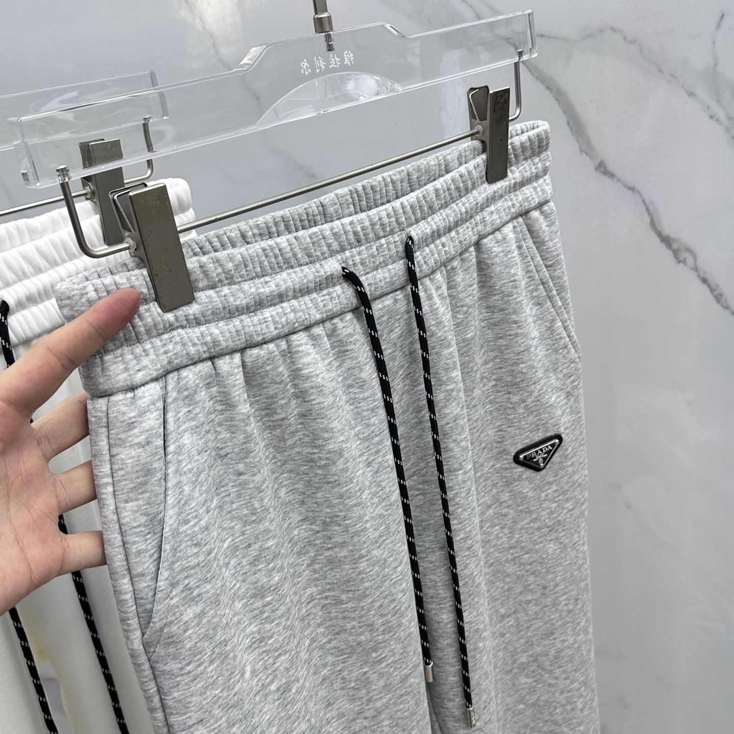 🆕PRADA普拉达 2025ss秋冬新款休闲裤加绒直筒 高端版本！定制面料 透气舒适度高，细节无可挑剔。