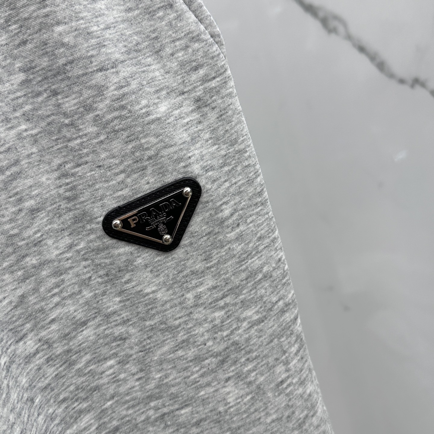 🆕PRADA普拉达 2025ss秋冬新款休闲裤加绒直筒 高端版本！定制面料 透气舒适度高，细节无可挑剔。