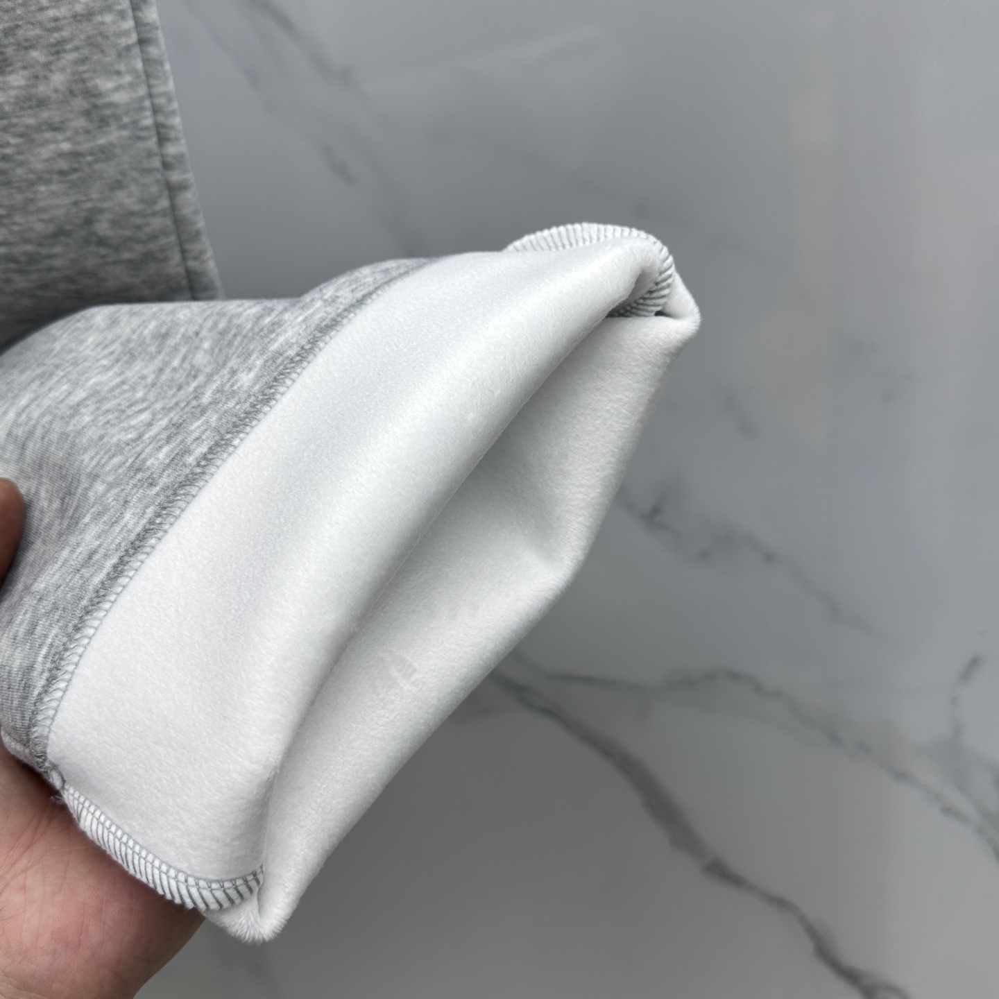 🆕PRADA普拉达 2025ss秋冬新款休闲裤加绒直筒 高端版本！定制面料 透气舒适度高，细节无可挑剔。