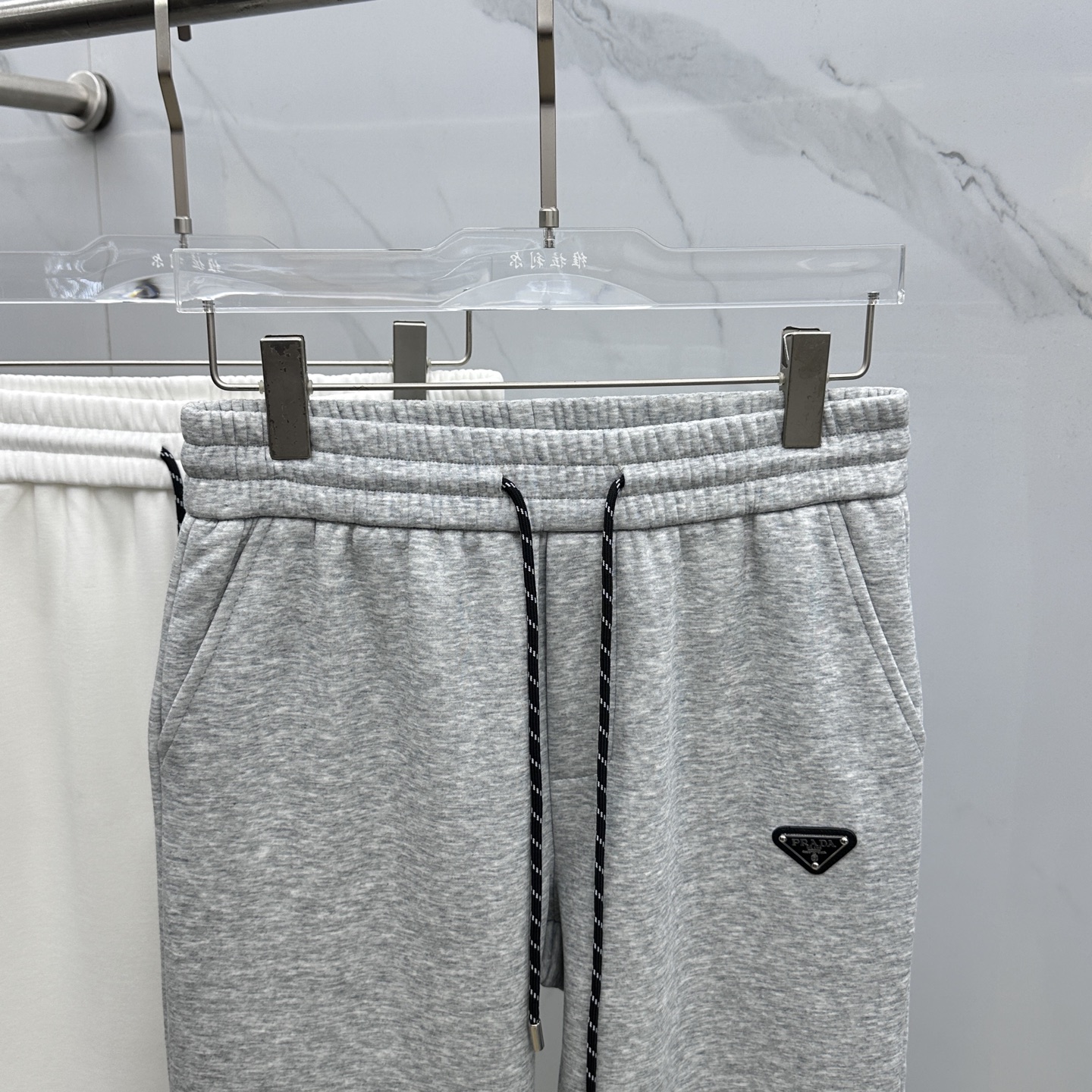 🆕PRADA普拉达 2025ss秋冬新款休闲裤加绒直筒 高端版本！定制面料 透气舒适度高，细节无可挑剔。