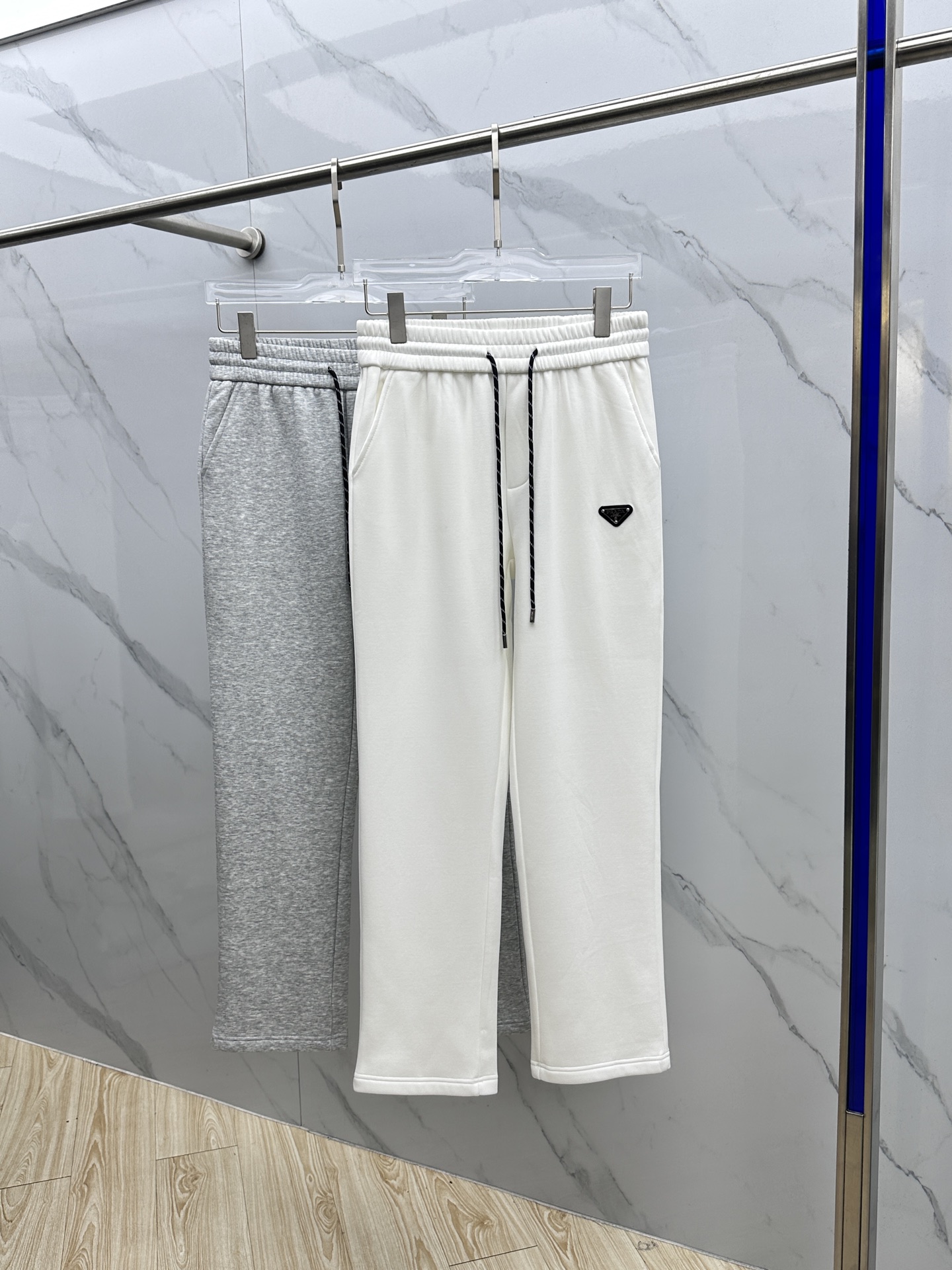 🆕PRADA普拉达 2025ss秋冬新款休闲裤加绒直筒 高端版本！定制面料 透气舒适度高，细节无可挑剔。