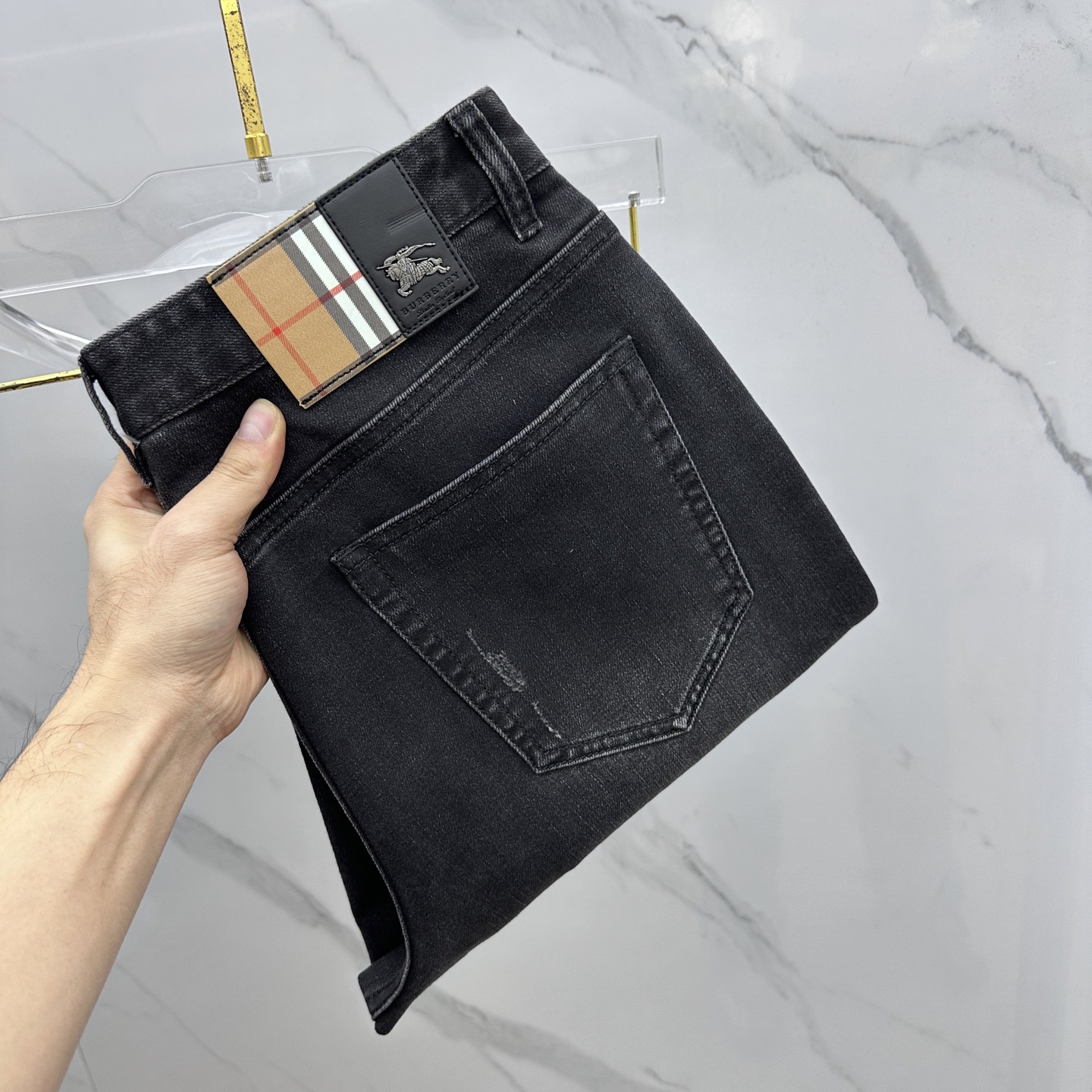 NO:624636,Burberry's high-end customization, the latest jeans for autumn and winter 2025, are available simultaneously at the counter. Original custom-made replicas. Customer-supplied hardware accessories. Original quality. Imported solid-color denim fabrics. Heavy washing. Fine workmanship and routing. Excellent upper body!  Preferred item Produced by A11 Size 30-38 No 35.37,,burberry,burberry,jeans,alexander wang19860909Burberry巴宝莉 高端定制、2025秋冬最新款牛仔裤 柜台同步发售 原版定制复刻 客供五金辅料 原单品质 进口固色牛仔面料 重工洗水 做工走线精细 上身绝佳！优选单品 A11出品 码数30-38无35.37,,burberry,burberry,jeans,alexander wang,Men's clothing