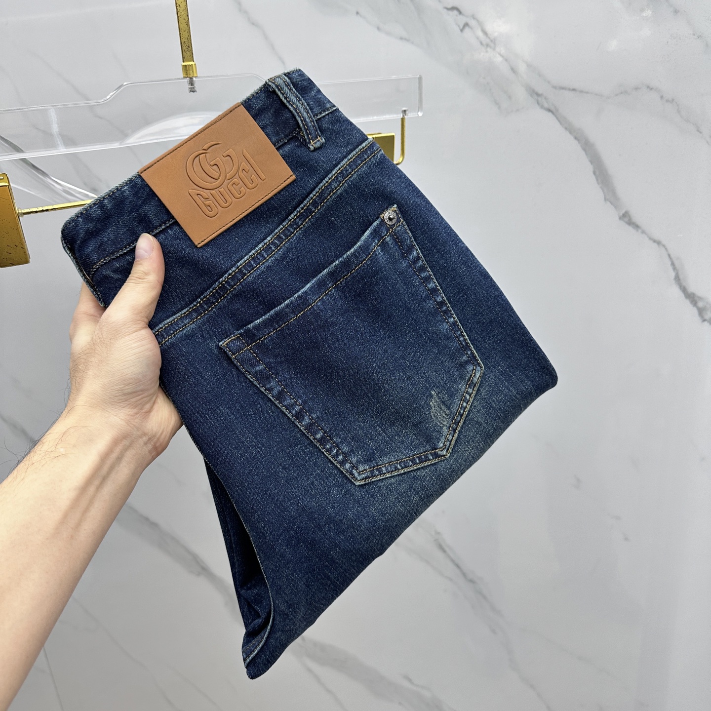 NO:624640,Gucci Gucci high-end customization, 2025 autumn and winter latest jeans, simultaneous sale at the counter, original custom-made replicas, customer-supplied hardware accessories, original quality, imported solid-color denim fabrics, heavy washing, fine workmanship, and excellent upper body!  Preferred item Produced by A11 Size 30-38 No 35.37,,gucci,gucci,jeans,alexander wang19860909Gucci古驰 高端定制、2025秋冬最新款牛仔裤 柜台同步发售 原版定制复刻 客供五金辅料 原单品质 进口固色牛仔面料 重工洗水 做工走线精细 上身绝佳！优选单品 A11出品 码数30-38无35.37,,gucci,gucci,jeans,alexander wang,Men's clothing