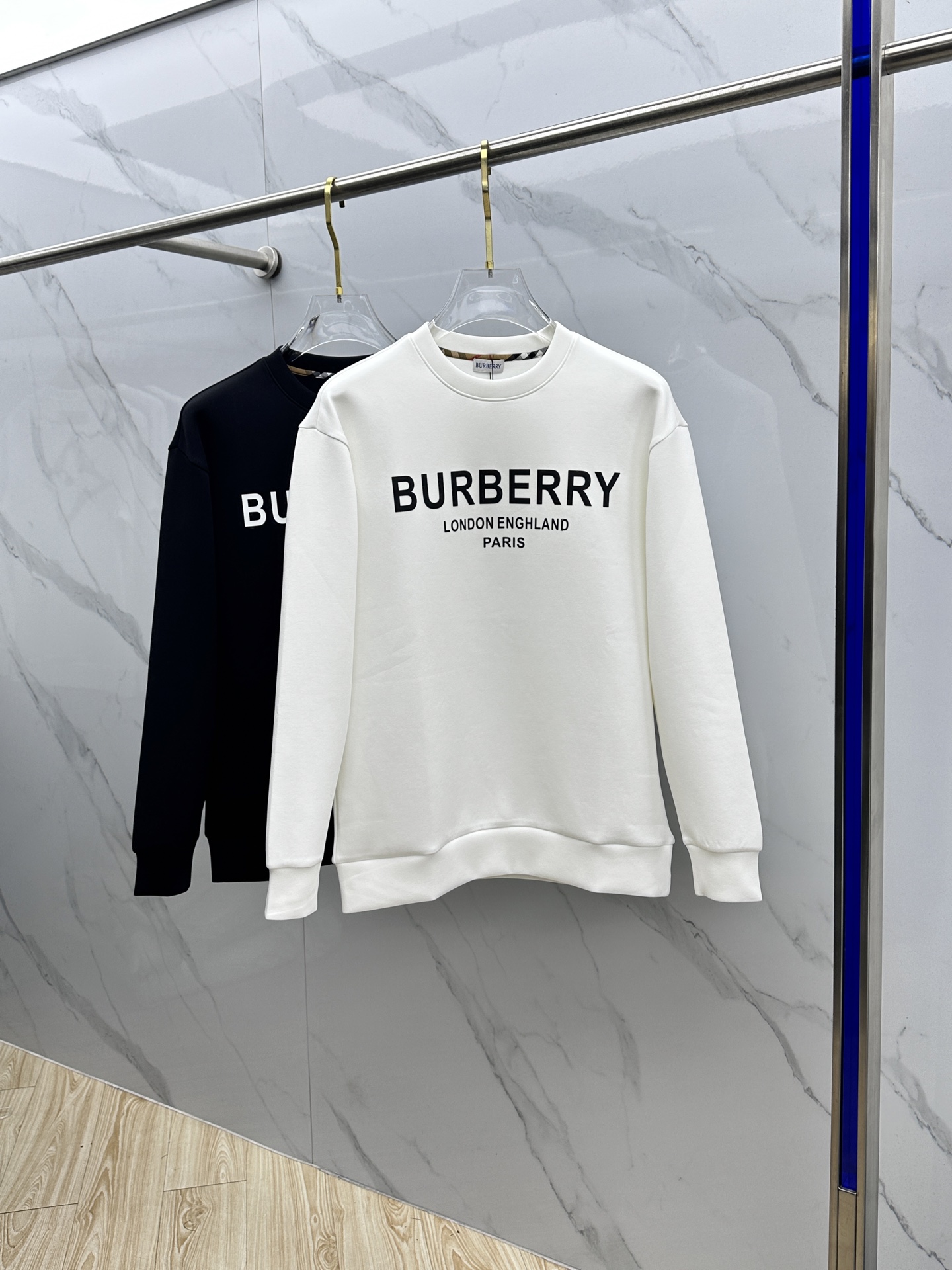 NO:647058,Burberry's 2025ss new autumn and winter letter print round neck pullover sweatshirt has superb fashion charm and unique artistic atmosphere. Customized high-weight cotton fabrics are provided, which are more moderate in softness and hardness. Comfortable and breathable, very suitable for spring and autumn. Finely integrated sewing and shaping. Anti-static and anti-sticking dust makes it easier to take care of in daily life. The anti-wrinkle performance is also quite good. The tailored style of OS silhouette creates a trendy and fashionable style.  The fabrics are matched with excellent tailoring technology to reflect the amazing elegance. The cuffs and hem are designed with precision knitting thread technology, which is tight, comfortable and unrestricted. The noble and elegant casual temperament is so willful... dx size SMLXL,, burberry, burberry, hoodie, sweatshirts, alexander wang19860909Burberry巴宝莉 2025ss秋冬新品字母印花圆领套头卫衣 高超的时尚魅力风范,特立独行的艺术气息. 客供定制面料高克重棉面料,软硬更为适中,舒适透气性非常适合春秋季节着穿.精细一体缝制塑造成型.抗静电抗粘灰日常更易打理.抗皱性能也是相当不错的.OS廓形量裁的风格缔造潮流时尚的风范. 面料搭配优异的裁剪工艺体现惊人的优雅贵气.袖口及底摆运用精密针织螺纹工艺设计,紧致舒适无勒感.高贵典雅的休闲气质就是这么任性……dx 尺码SMLXL,,burberry,burberry,hoodie,sweatshirts,alexander wang,Men's clothing