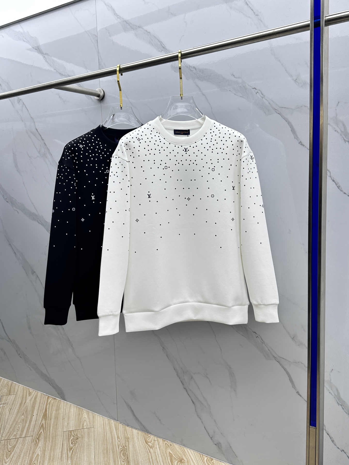 NO:647061,LV Louis Vuitton 2025ss autumn and winter new printed round neck pullover sweatshirt has superb fashion charm and unique artistic atmosphere. The custom-made high-weight cotton fabric is more moderate in softness and hardness. It is comfortable and breathable and very suitable for spring and autumn seasons. Finely integrated sewing and shaping. Anti-static and anti-sticking dust makes it easier to take care of in daily life. The anti-wrinkle performance is also quite good. The tailor-made style of OS silhouette creates a trendy and fashionable style.  The fabrics are matched with excellent tailoring technology to reflect the amazing elegance. The cuffs and hem are designed with precision knitted thread technology, which is tight, comfortable and unrestricted. The noble and elegant casual temperament is so willful... dx size SMLXL,, louis vuitton, louis vuitton, hoodie, sweatshirts, alexander wang19860909LV路易威登 2025ss秋冬新品印花圆领套头卫衣 高超的时尚魅力风范,特立独行的艺术气息. 客供定制面料高克重棉面料,软硬更为适中,舒适透气性非常适合春秋季节着穿.精细一体缝制塑造成型.抗静电抗粘灰日常更易打理.抗皱性能也是相当不错的.OS廓形量裁的风格缔造潮流时尚的风范. 面料搭配优异的裁剪工艺体现惊人的优雅贵气.袖口及底摆运用精密针织螺纹工艺设计,紧致舒适无勒感.高贵典雅的休闲气质就是这么任性……dx 尺码SMLXL,,louis vuitton,louis vuitton,hoodie,sweatshirts,alexander wang,Men's clothing